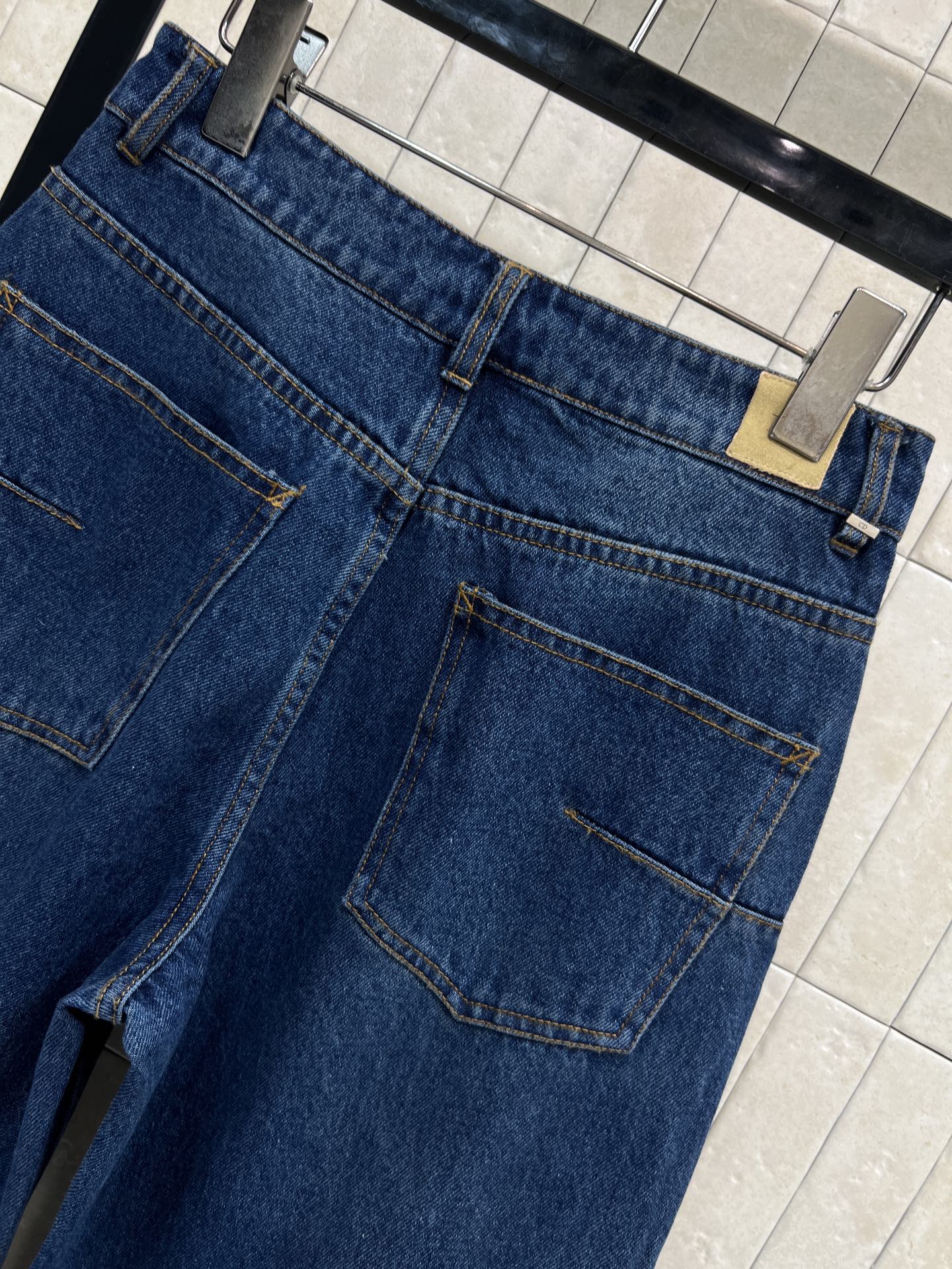 D家 26早春新款 复古高腰直筒牛仔裤 经典浅蓝水洗色 高腰设计修饰腰线 拉长腿部比例 对梨形身材超友好