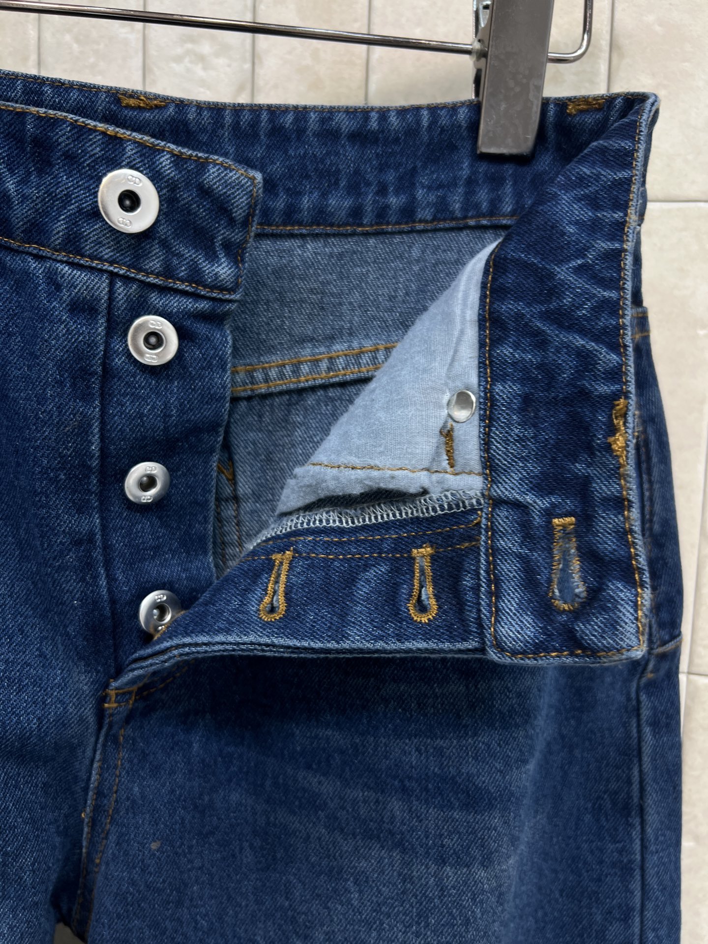 D家 26早春新款 复古高腰直筒牛仔裤 经典浅蓝水洗色 高腰设计修饰腰线 拉长腿部比例 对梨形身材超友好