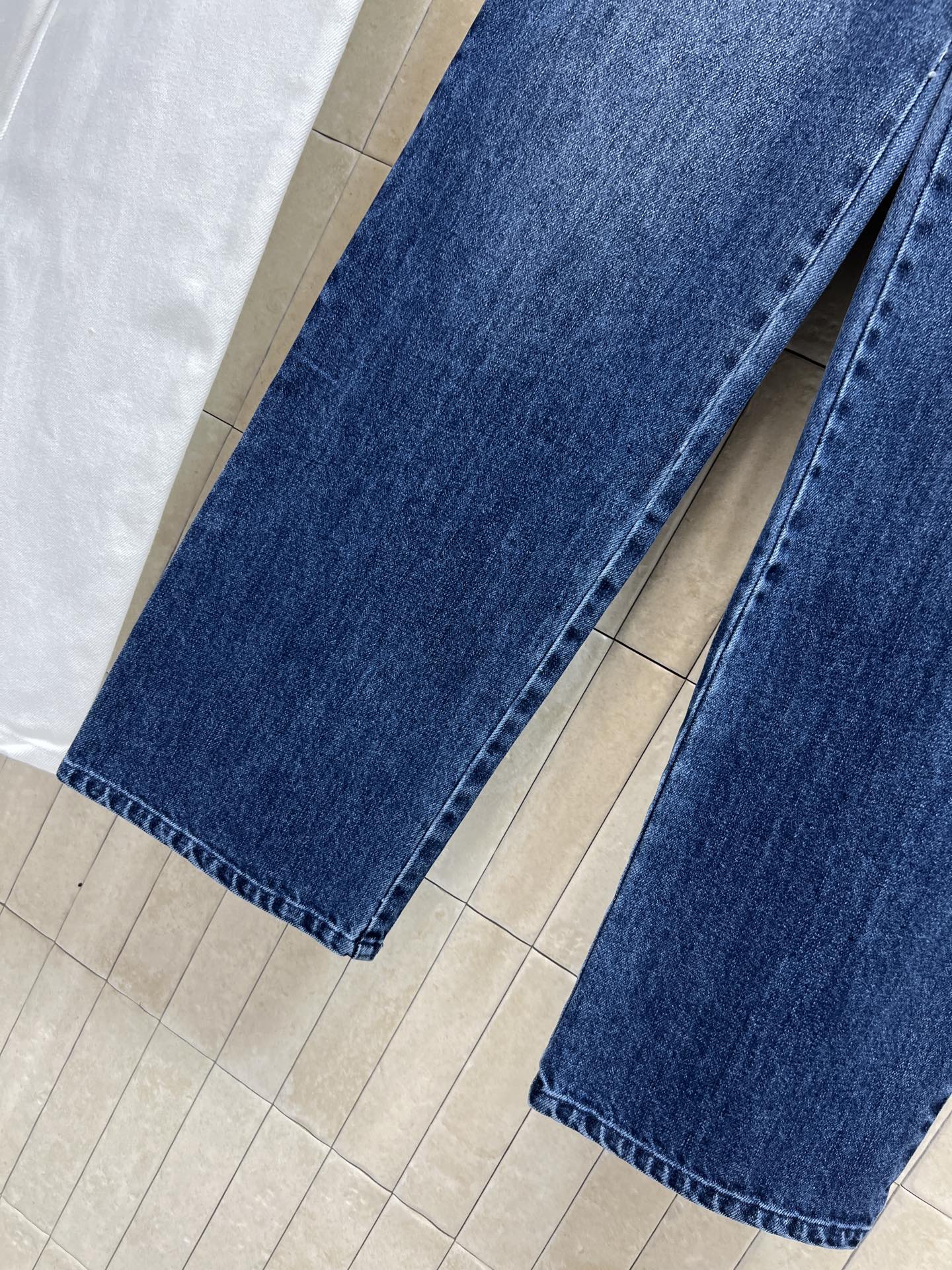 26春夏新款 logo刺绣直筒牛仔裤 采用100%棉 柔软透气 春夏穿超舒服！后口袋大logo刺绣装饰 