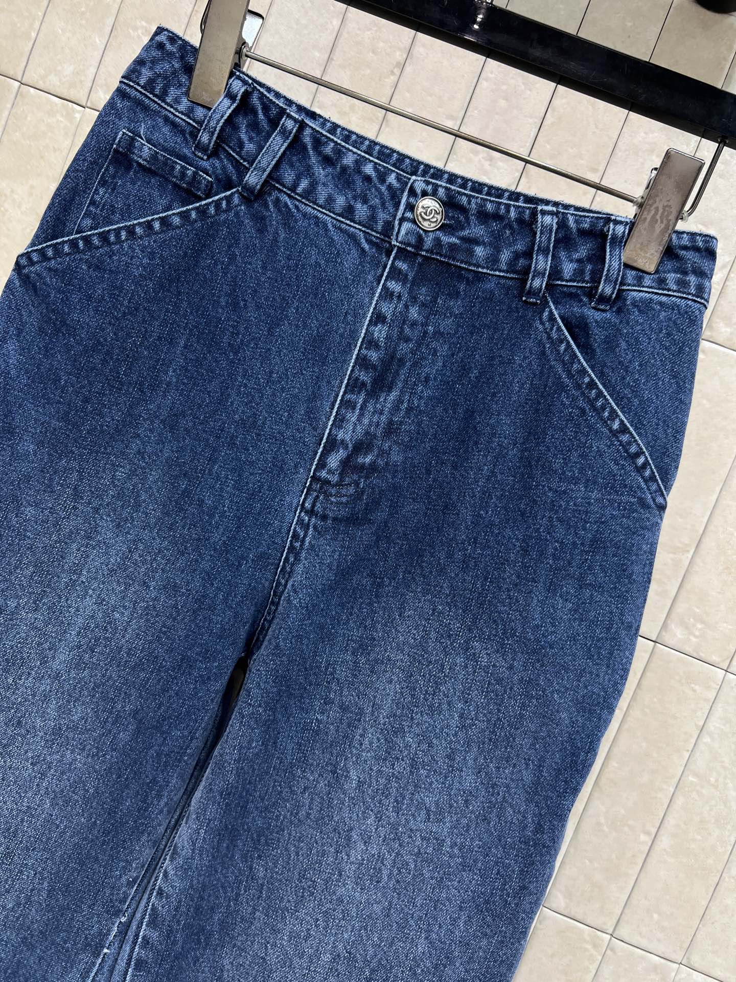 26春夏新款 logo刺绣直筒牛仔裤 采用100%棉 柔软透气 春夏穿超舒服！后口袋大logo刺绣装饰 