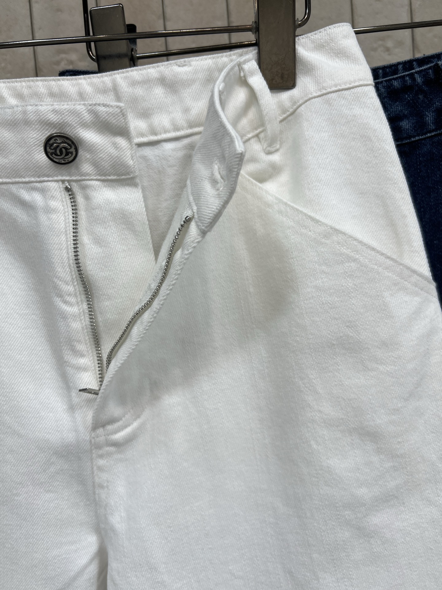 26春夏新款 logo刺绣直筒牛仔裤 采用100%棉 柔软透气 春夏穿超舒服！后口袋大logo刺绣装饰 