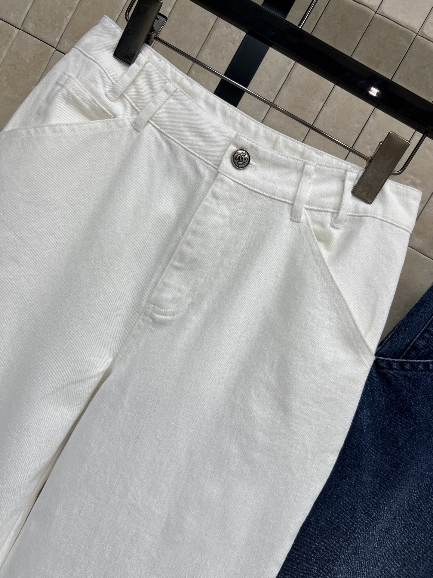 26春夏新款 logo刺绣直筒牛仔裤 采用100%棉 柔软透气 春夏穿超舒服！后口袋大logo刺绣装饰 