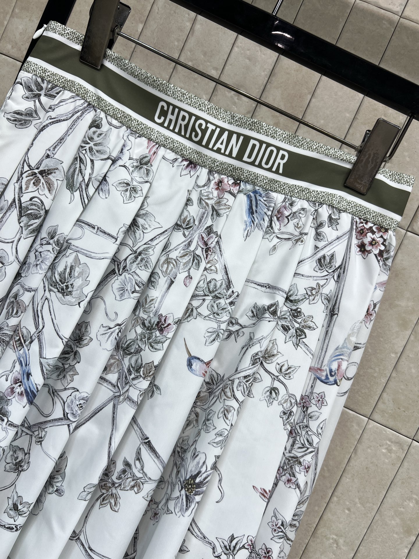 D家 26春夏新款 花卉印花百褶半身裙 轻盈面料+水墨花卉图案 满满艺术感！高腰松紧设计 舒适又显身材 