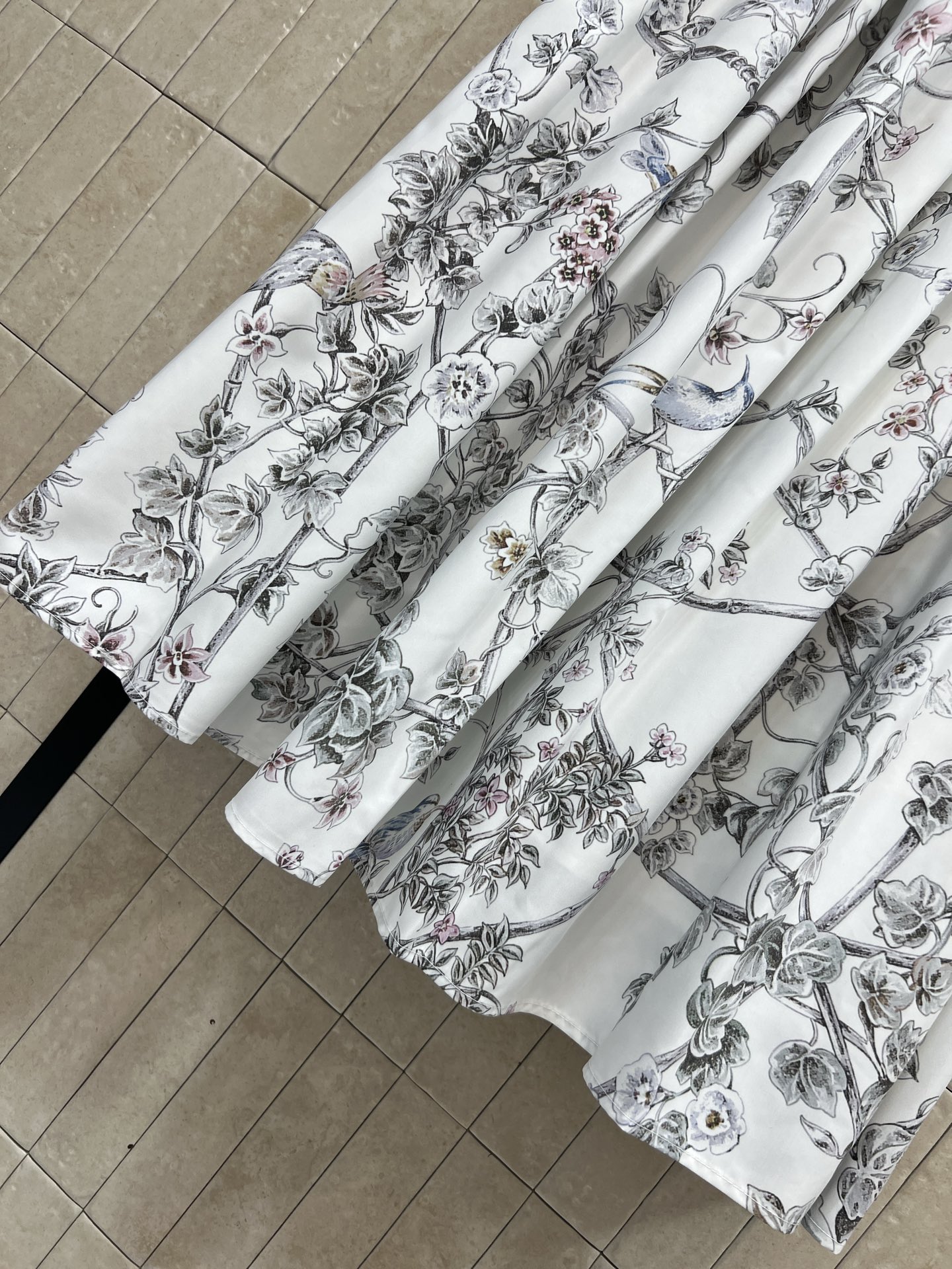 D家 26春夏新款 花卉印花百褶半身裙 轻盈面料+水墨花卉图案 满满艺术感！高腰松紧设计 舒适又显身材 