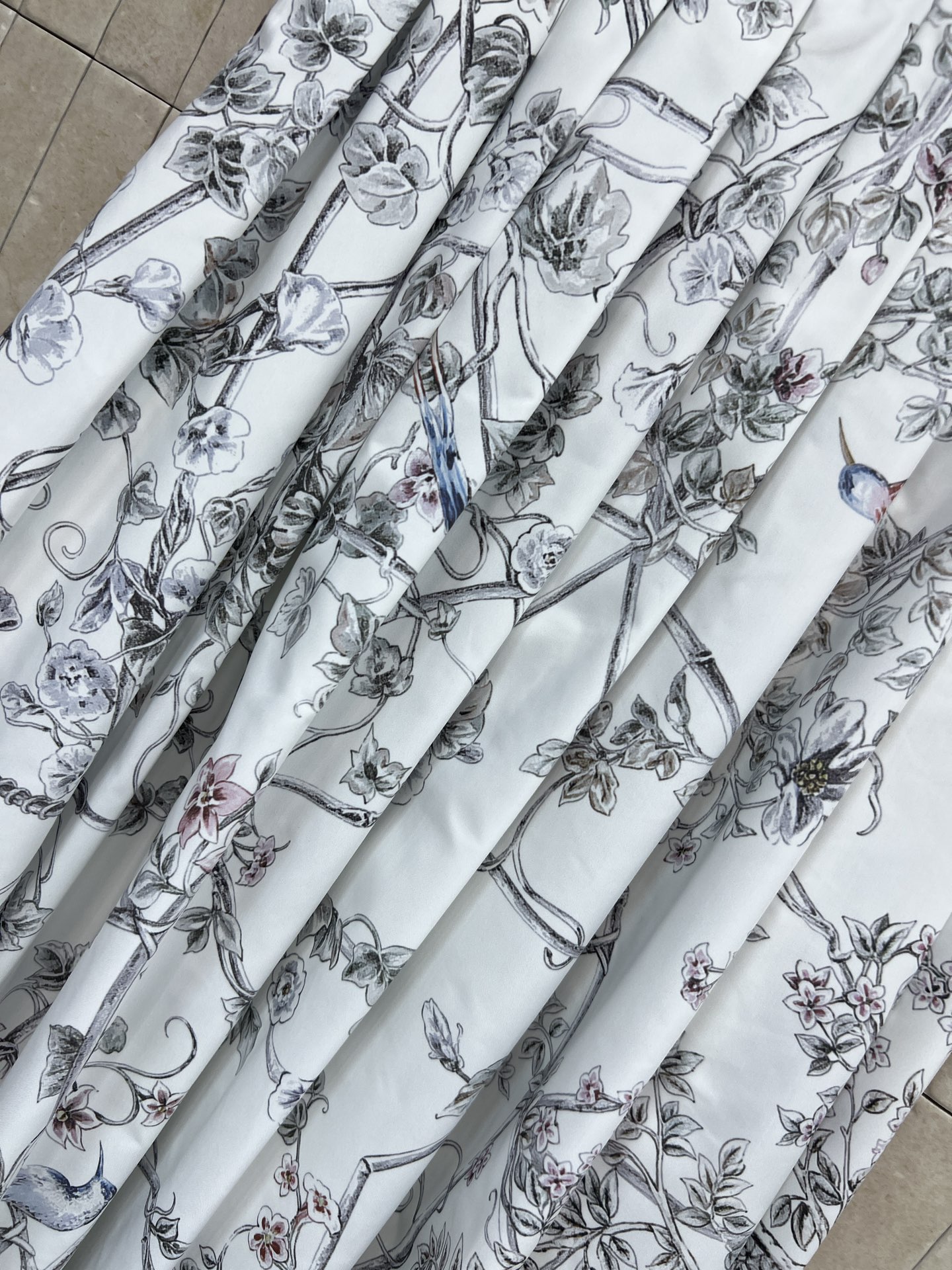 D家 26春夏新款 花卉印花百褶半身裙 轻盈面料+水墨花卉图案 满满艺术感！高腰松紧设计 舒适又显身材 