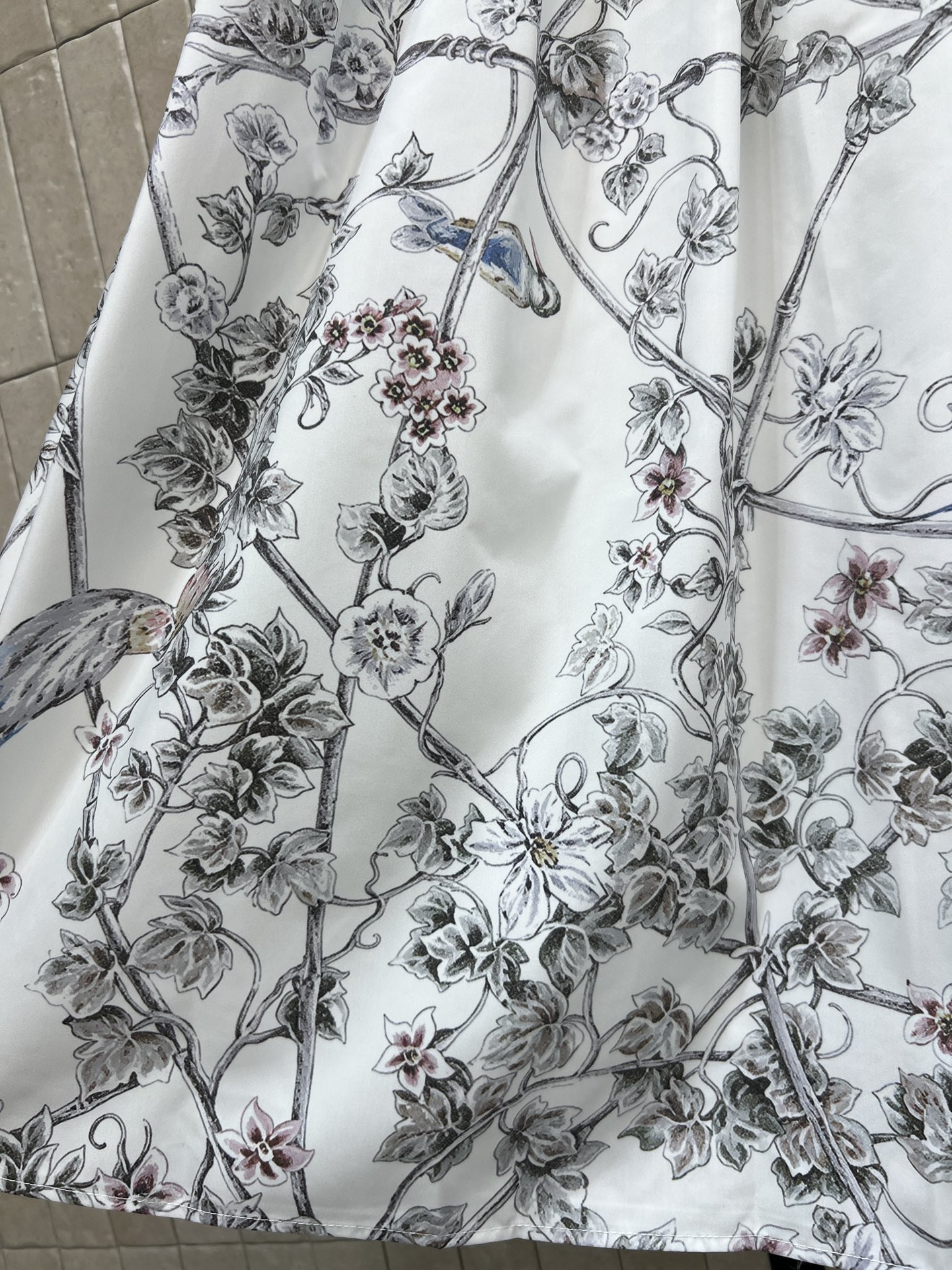 D家 26春夏新款 花卉印花百褶半身裙 轻盈面料+水墨花卉图案 满满艺术感！高腰松紧设计 舒适又显身材 