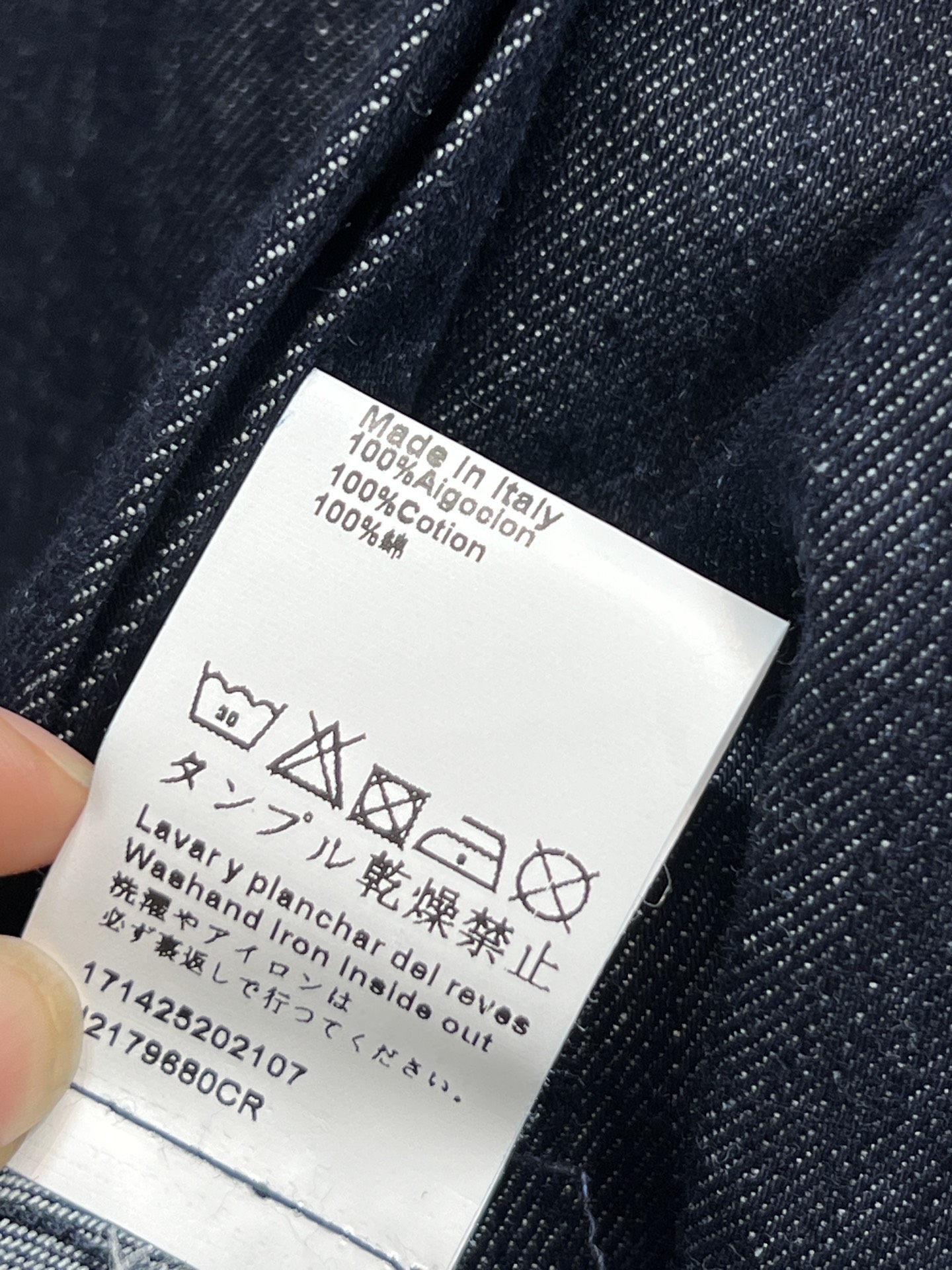 D家 26春夏新款 牛仔短袖连衣裙 深蓝色牛仔面料 搭配同色腰带 简约又有设计感 V领+短袖剪裁 夏天穿