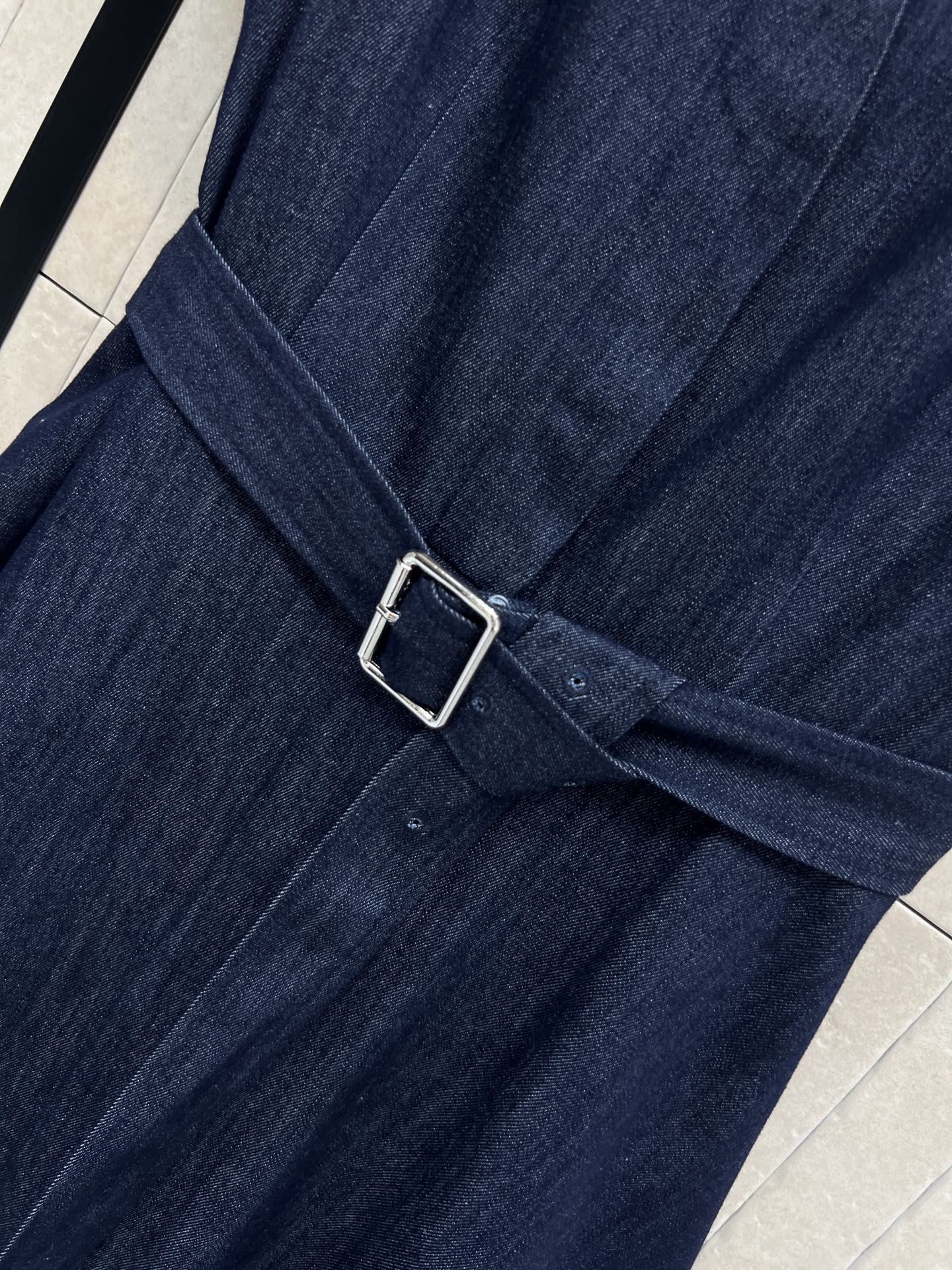 D家 26春夏新款 牛仔短袖连衣裙 深蓝色牛仔面料 搭配同色腰带 简约又有设计感 V领+短袖剪裁 夏天穿