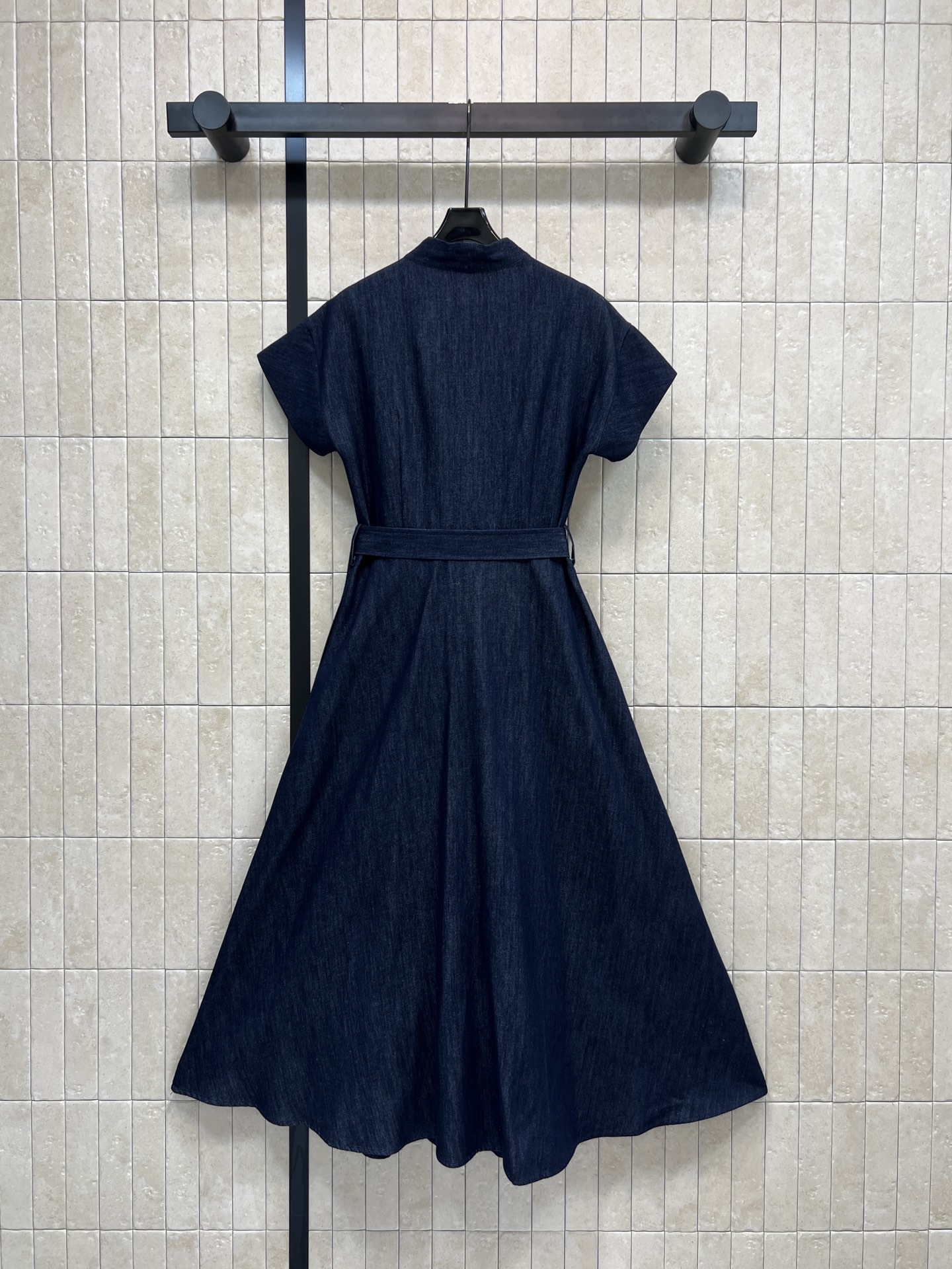 D家 26春夏新款 牛仔短袖连衣裙 深蓝色牛仔面料 搭配同色腰带 简约又有设计感 V领+短袖剪裁 夏天穿