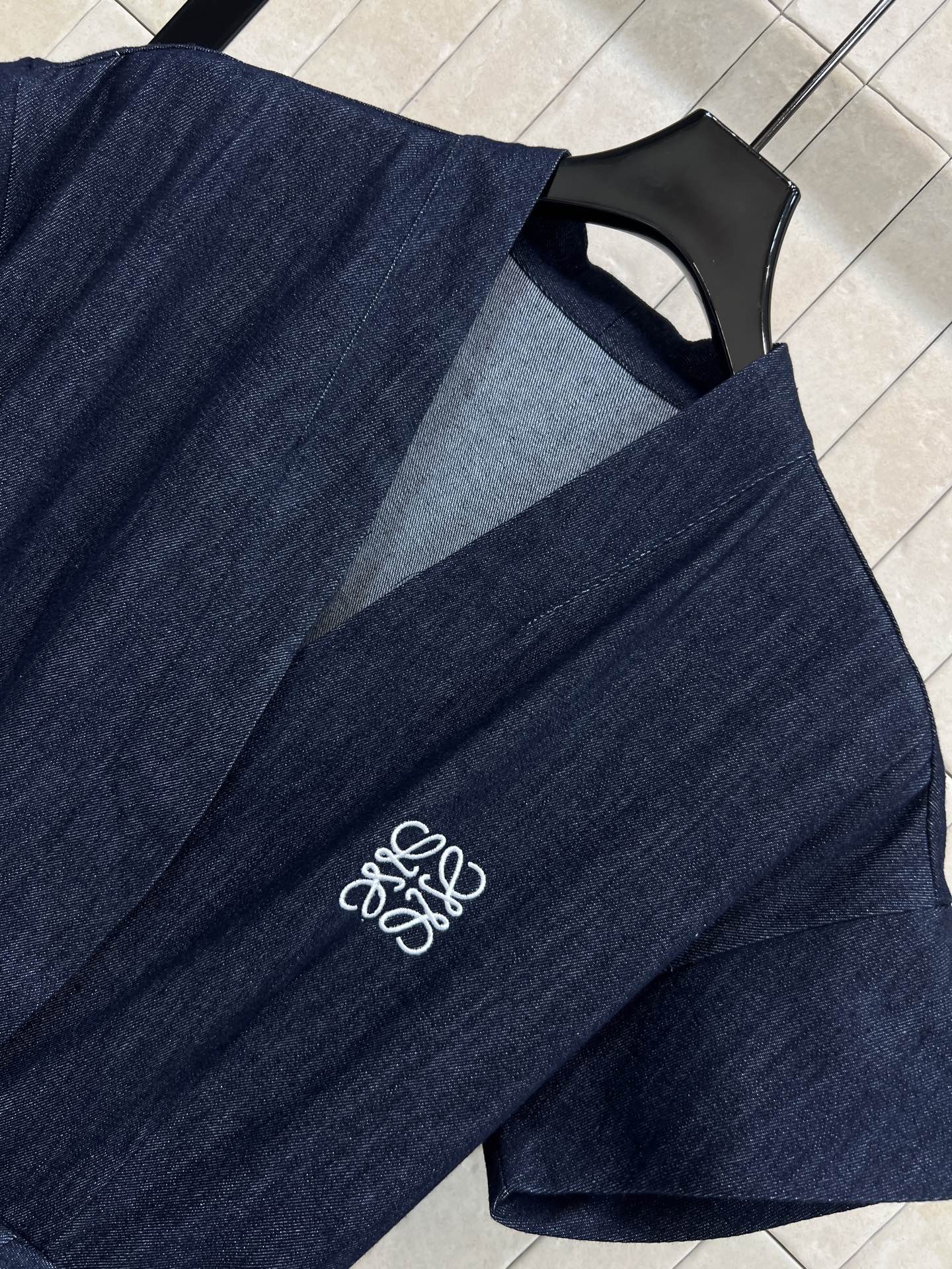 D家 26春夏新款 牛仔短袖连衣裙 深蓝色牛仔面料 搭配同色腰带 简约又有设计感 V领+短袖剪裁 夏天穿