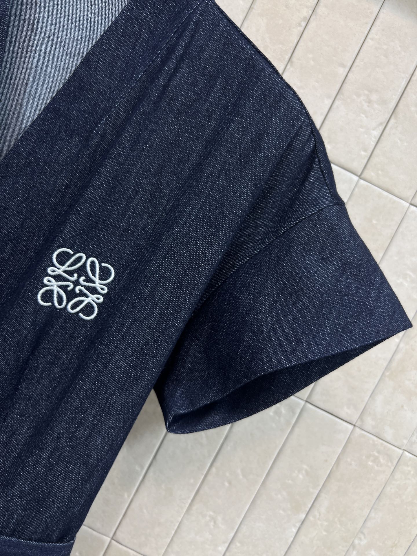 D家 26春夏新款 牛仔短袖连衣裙 深蓝色牛仔面料 搭配同色腰带 简约又有设计感 V领+短袖剪裁 夏天穿