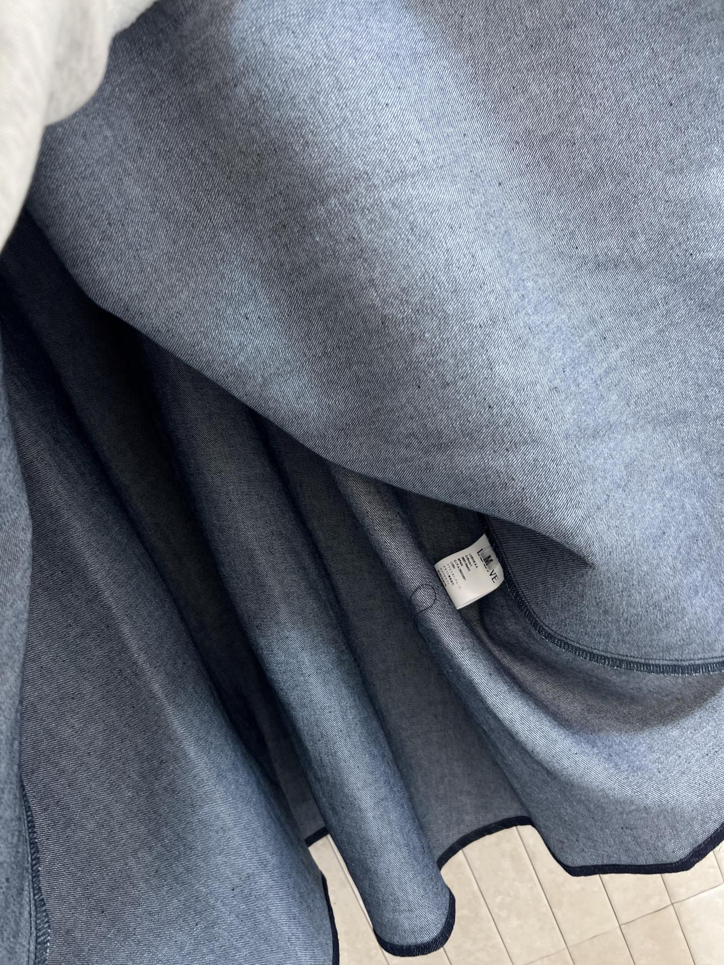 D家 26春夏新款 牛仔短袖连衣裙 深蓝色牛仔面料 搭配同色腰带 简约又有设计感 V领+短袖剪裁 夏天穿