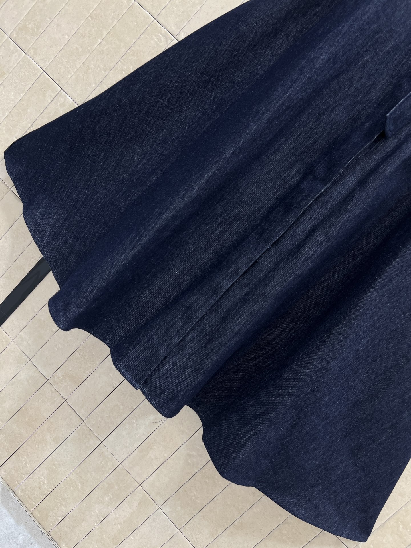 D家 26春夏新款 牛仔短袖连衣裙 深蓝色牛仔面料 搭配同色腰带 简约又有设计感 V领+短袖剪裁 夏天穿