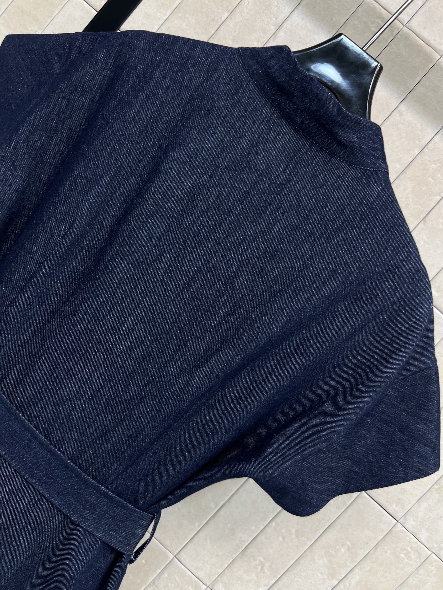 D家 26春夏新款 牛仔短袖连衣裙 深蓝色牛仔面料 搭配同色腰带 简约又有设计感 V领+短袖剪裁 夏天穿