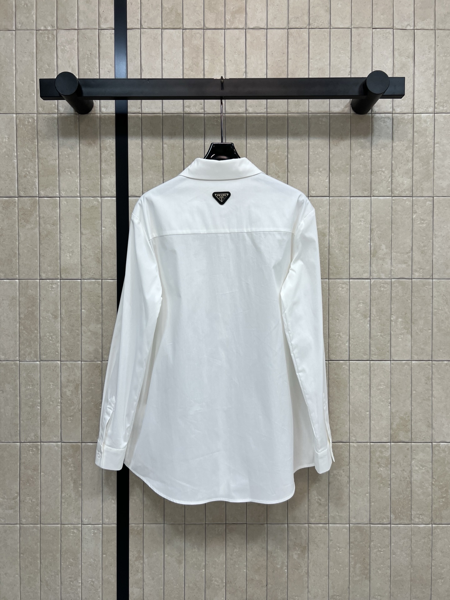 PD家 26春夏新款 白色刺绣衬衫 高品质棉质面料 柔软透气 穿着超舒适！胸前黑色刺绣Logo 简约又有