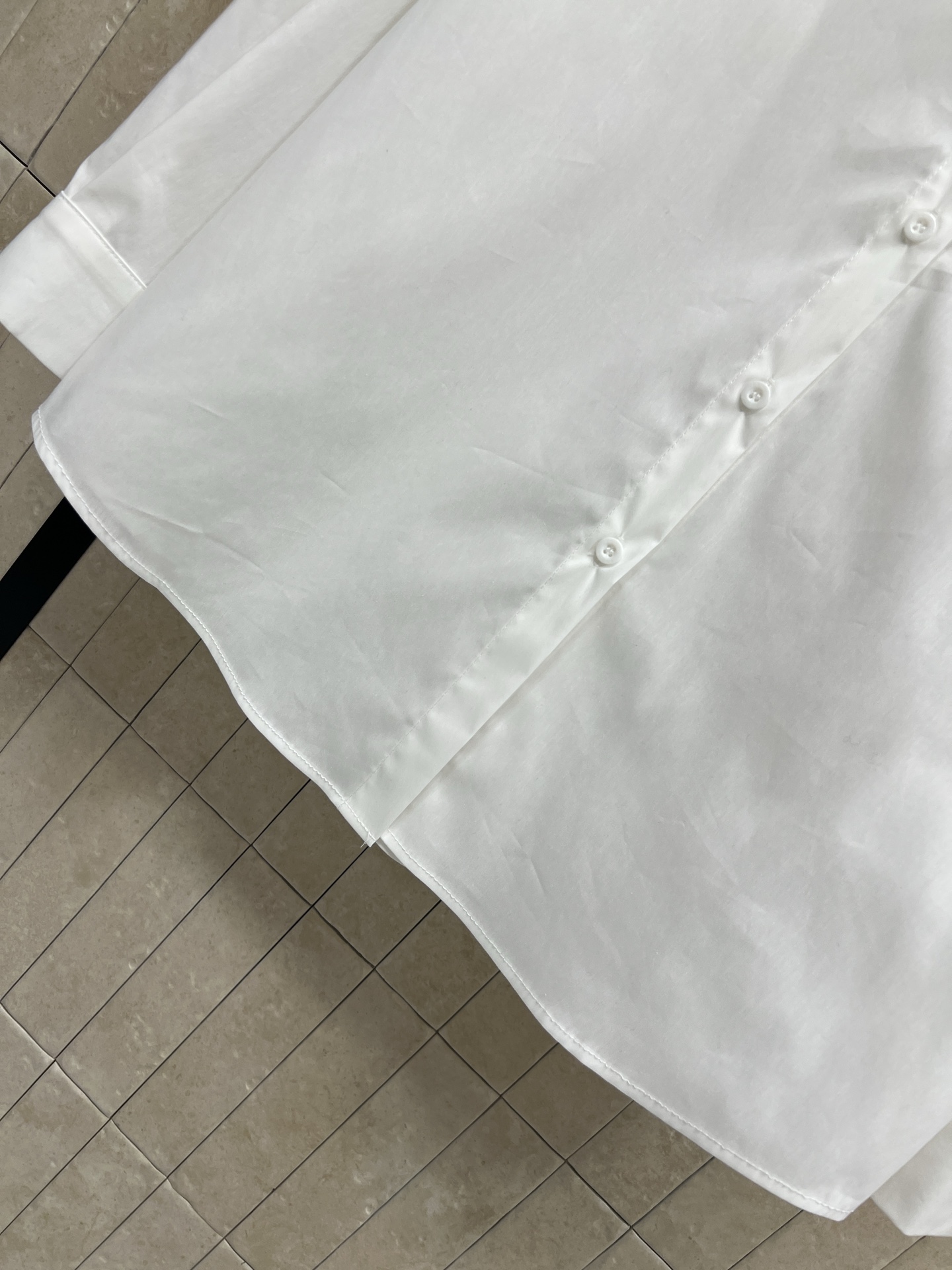 PD家 26春夏新款 白色刺绣衬衫 高品质棉质面料 柔软透气 穿着超舒适！胸前黑色刺绣Logo 简约又有