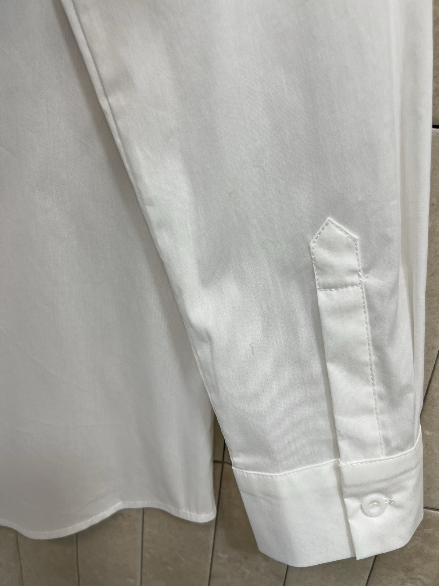 PD家 26春夏新款 白色刺绣衬衫 高品质棉质面料 柔软透气 穿着超舒适！胸前黑色刺绣Logo 简约又有