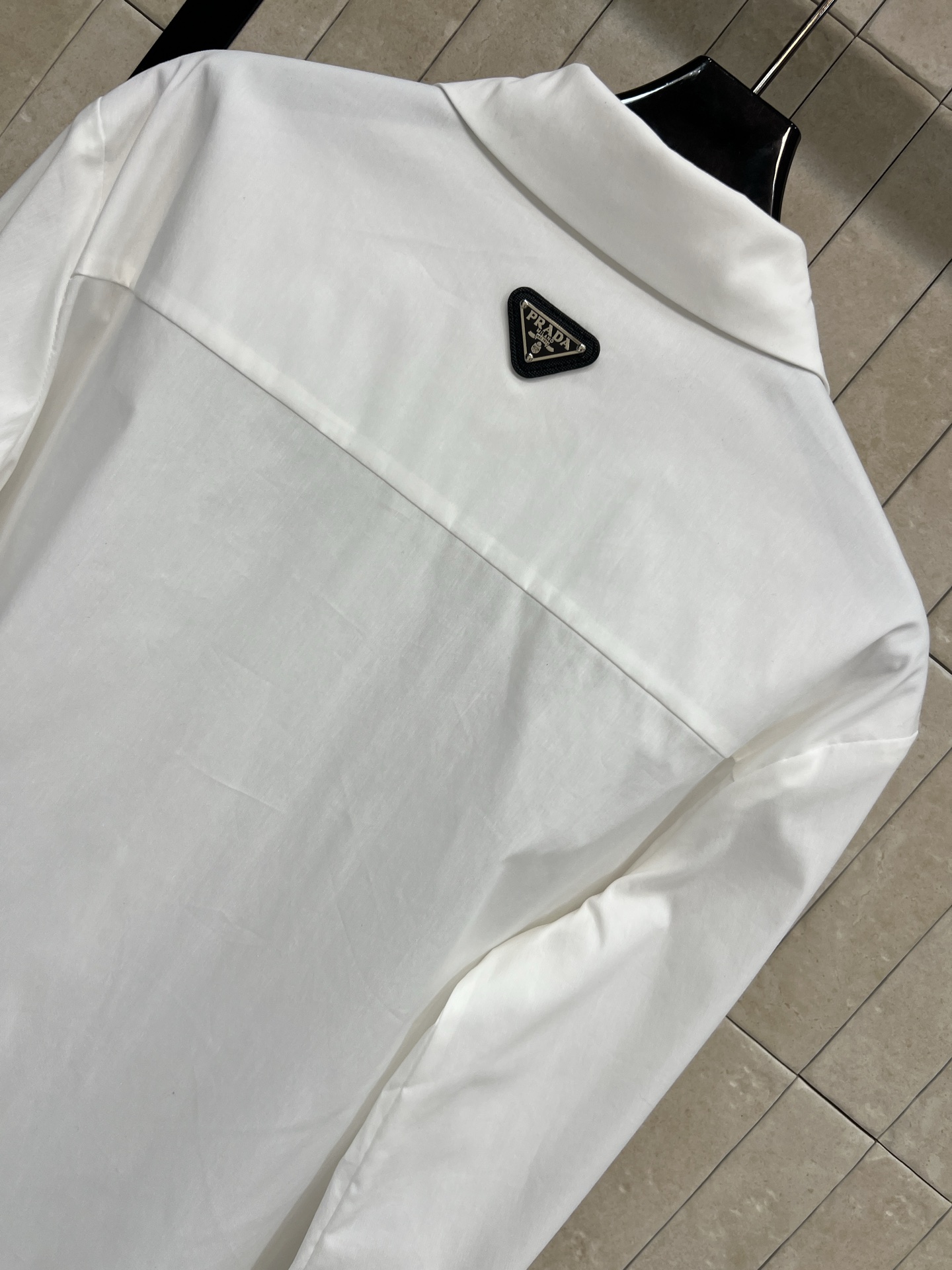 PD家 26春夏新款 白色刺绣衬衫 高品质棉质面料 柔软透气 穿着超舒适！胸前黑色刺绣Logo 简约又有