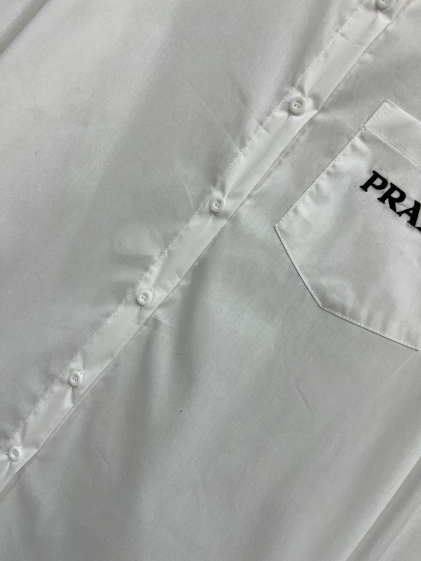 PD家 26春夏新款 白色刺绣衬衫 高品质棉质面料 柔软透气 穿着超舒适！胸前黑色刺绣Logo 简约又有