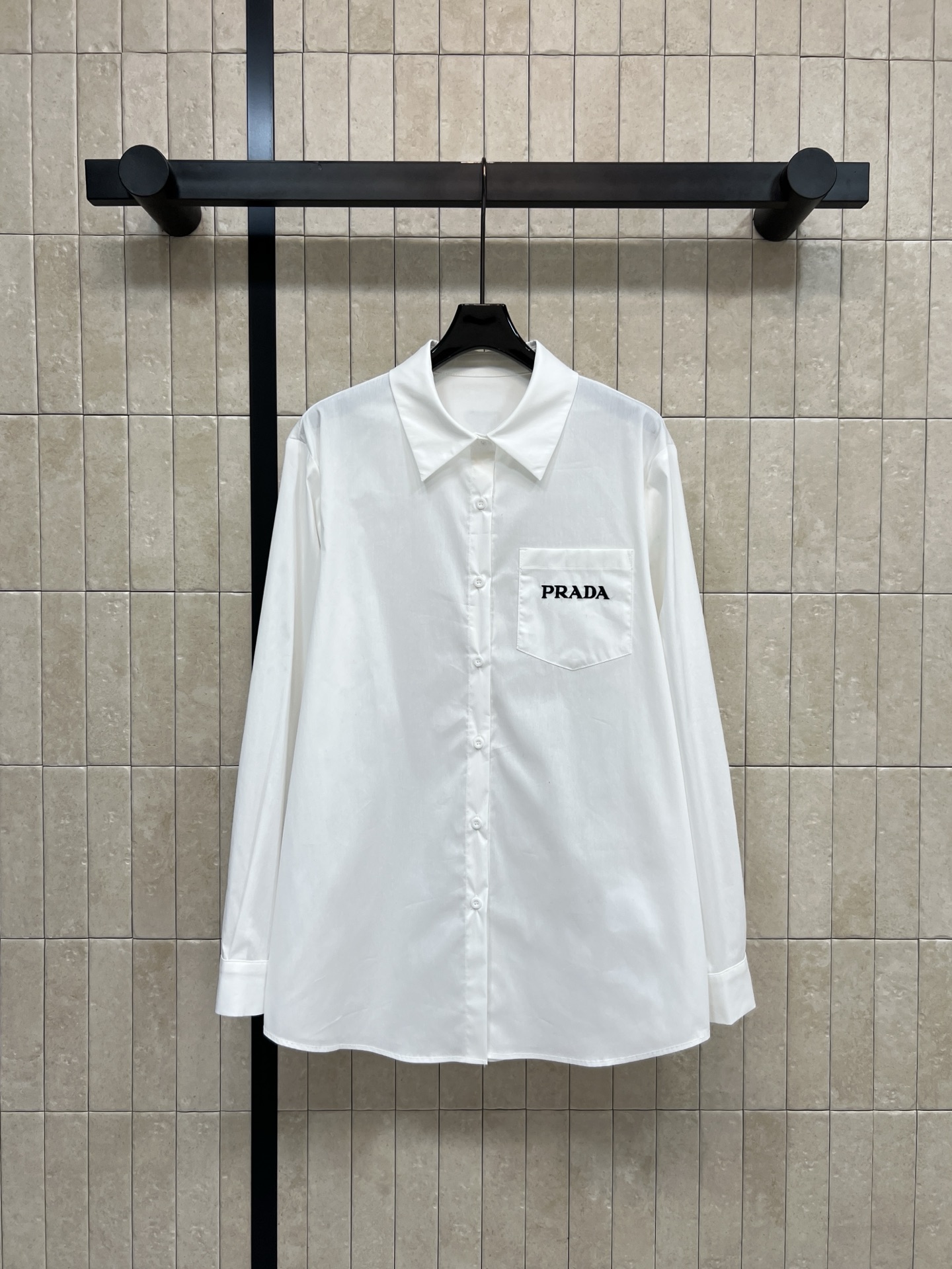 PD家 26春夏新款 白色刺绣衬衫 高品质棉质面料 柔软透气 穿着超舒适！胸前黑色刺绣Logo 简约又有