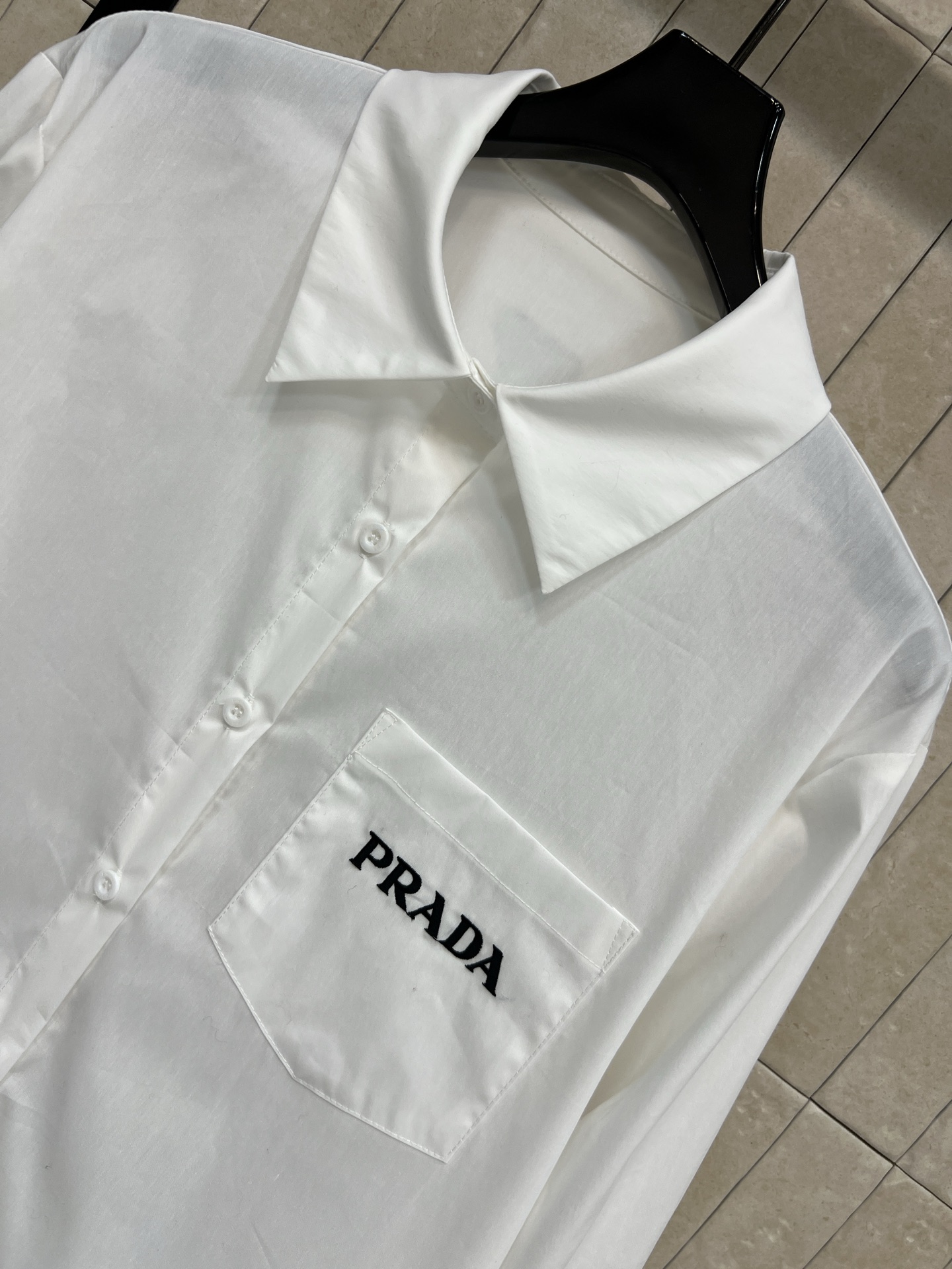 PD家 26春夏新款 白色刺绣衬衫 高品质棉质面料 柔软透气 穿着超舒适！胸前黑色刺绣Logo 简约又有