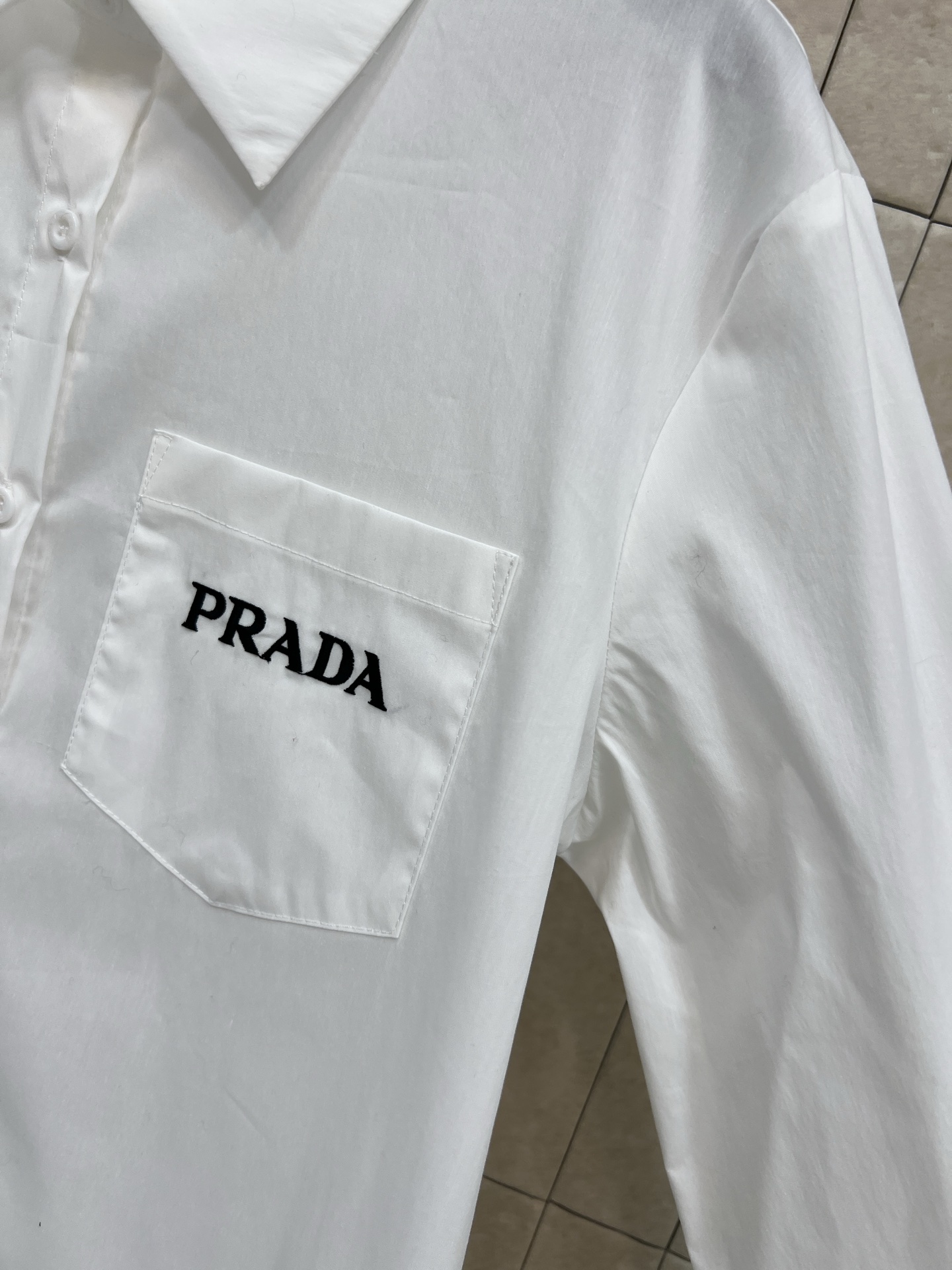 PD家 26春夏新款 白色刺绣衬衫 高品质棉质面料 柔软透气 穿着超舒适！胸前黑色刺绣Logo 简约又有