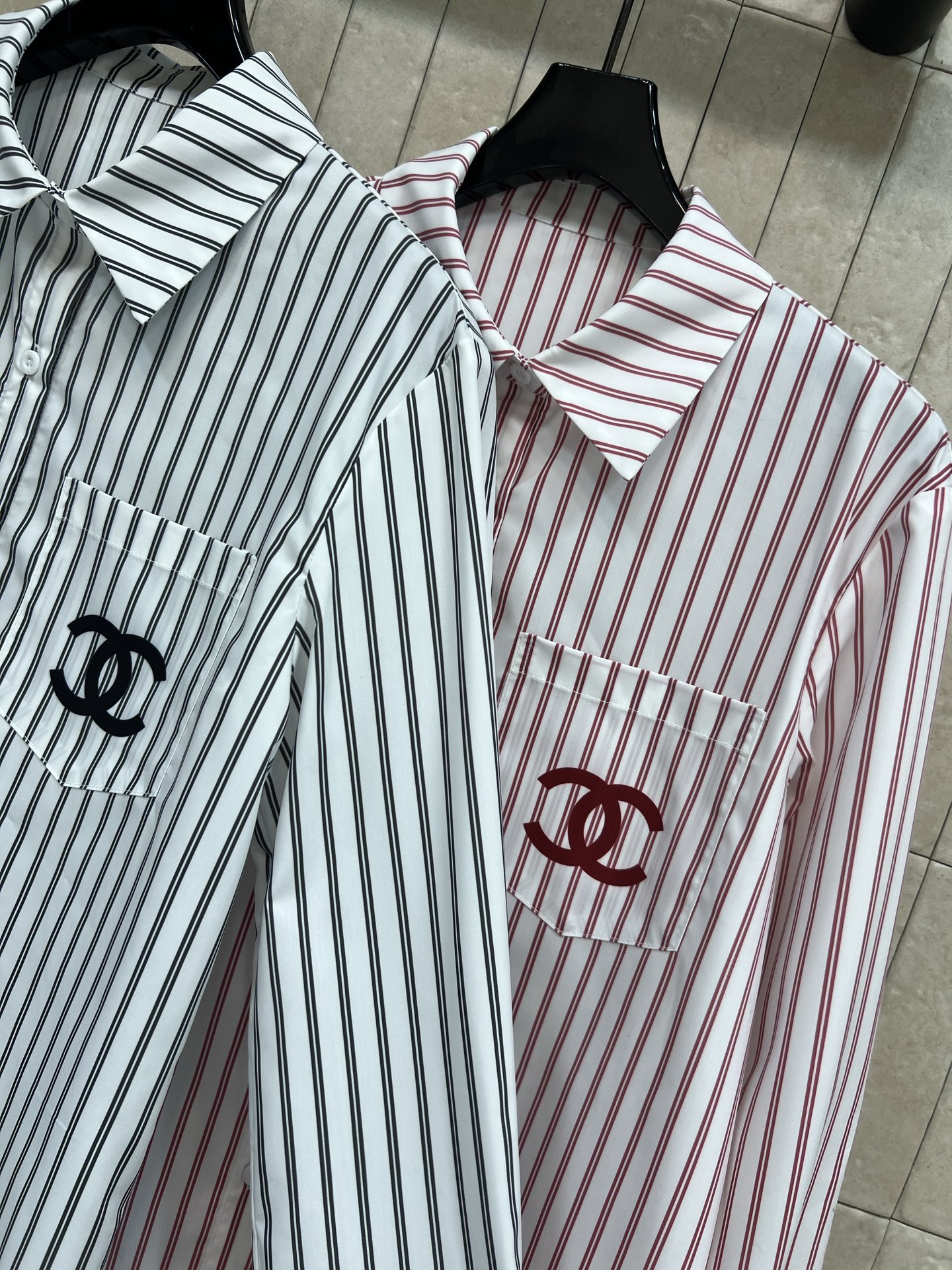 26春夏新款 logo刺绣条纹衬衫 经典竖条纹+胸前双C刺绣 品牌感满满！轻薄透气面料 春夏穿超舒服 宽