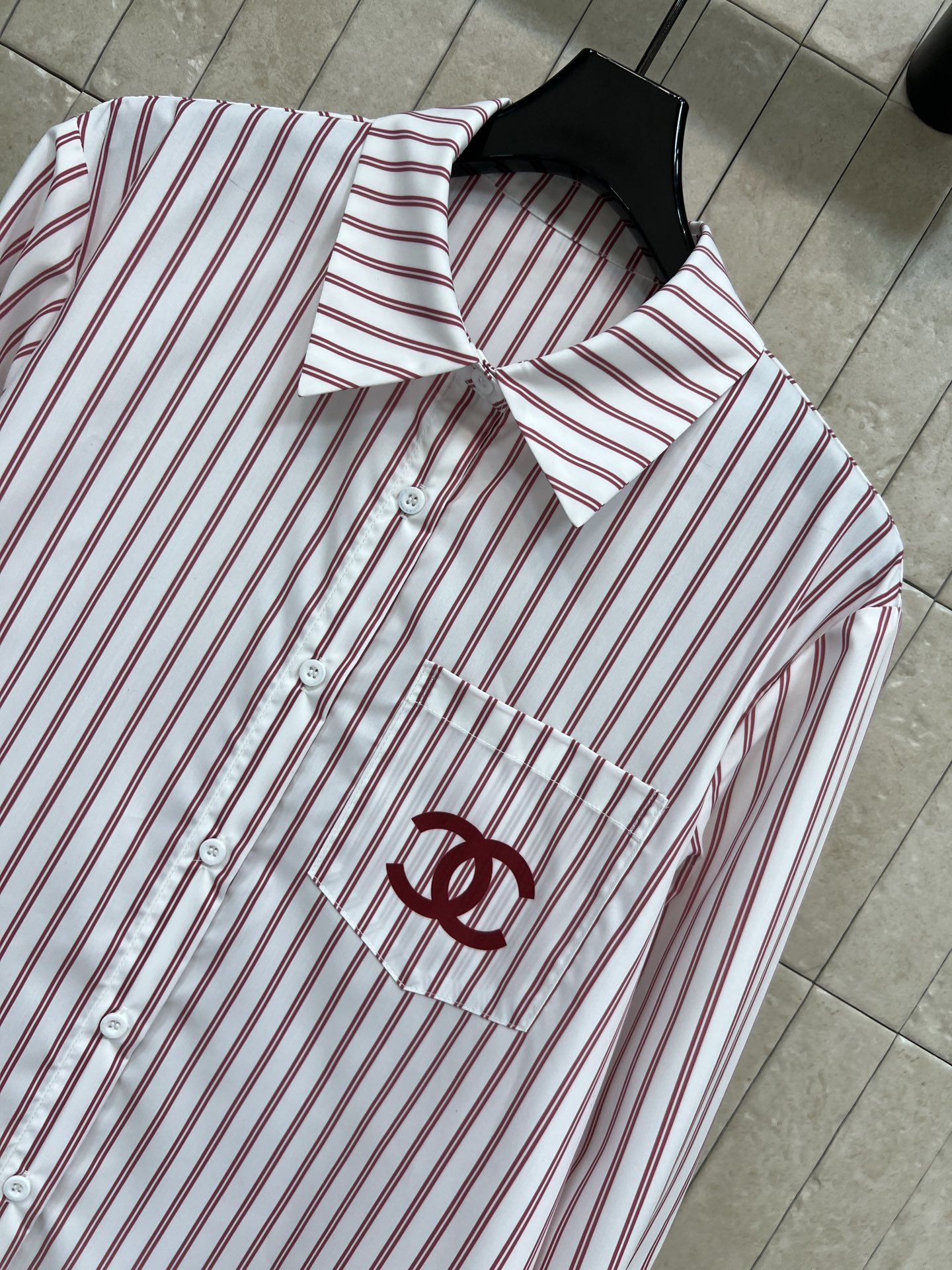 26春夏新款 logo刺绣条纹衬衫 经典竖条纹+胸前双C刺绣 品牌感满满！轻薄透气面料 春夏穿超舒服 宽