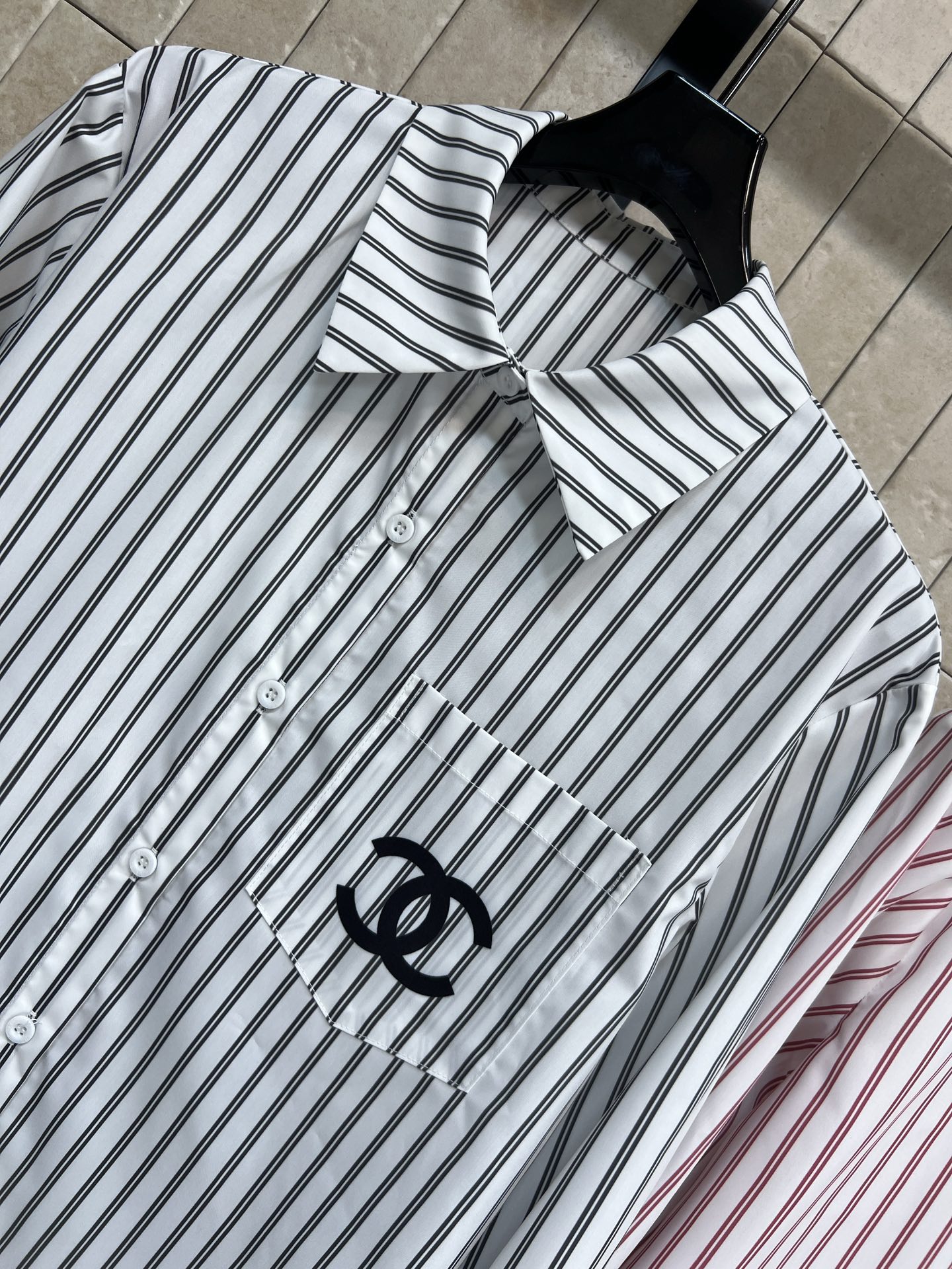 26春夏新款 logo刺绣条纹衬衫 经典竖条纹+胸前双C刺绣 品牌感满满！轻薄透气面料 春夏穿超舒服 宽