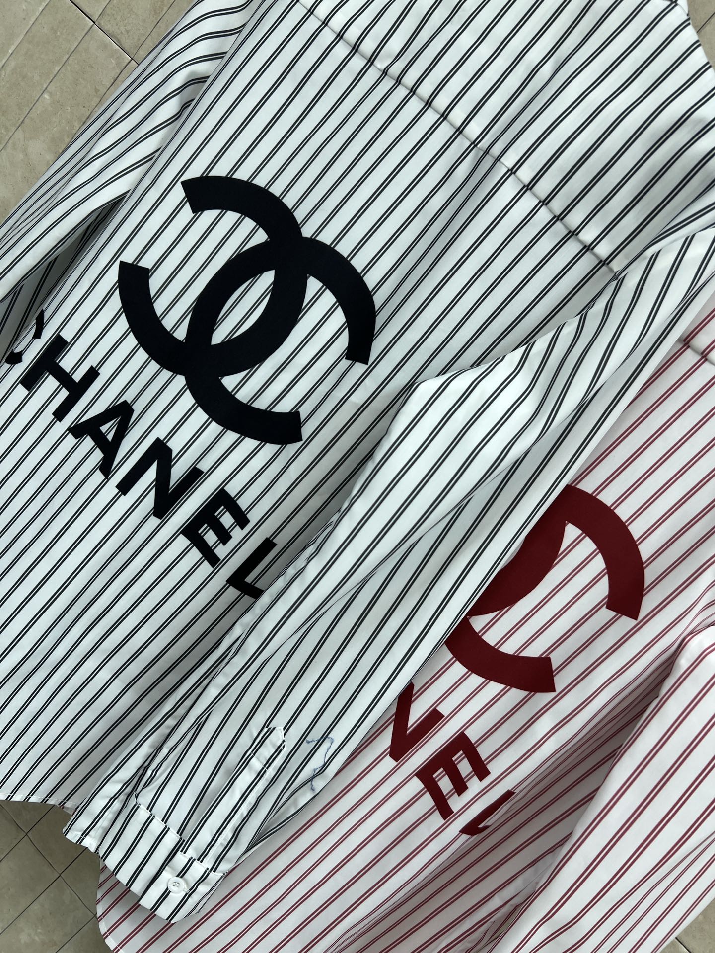 26春夏新款 logo刺绣条纹衬衫 经典竖条纹+胸前双C刺绣 品牌感满满！轻薄透气面料 春夏穿超舒服 宽