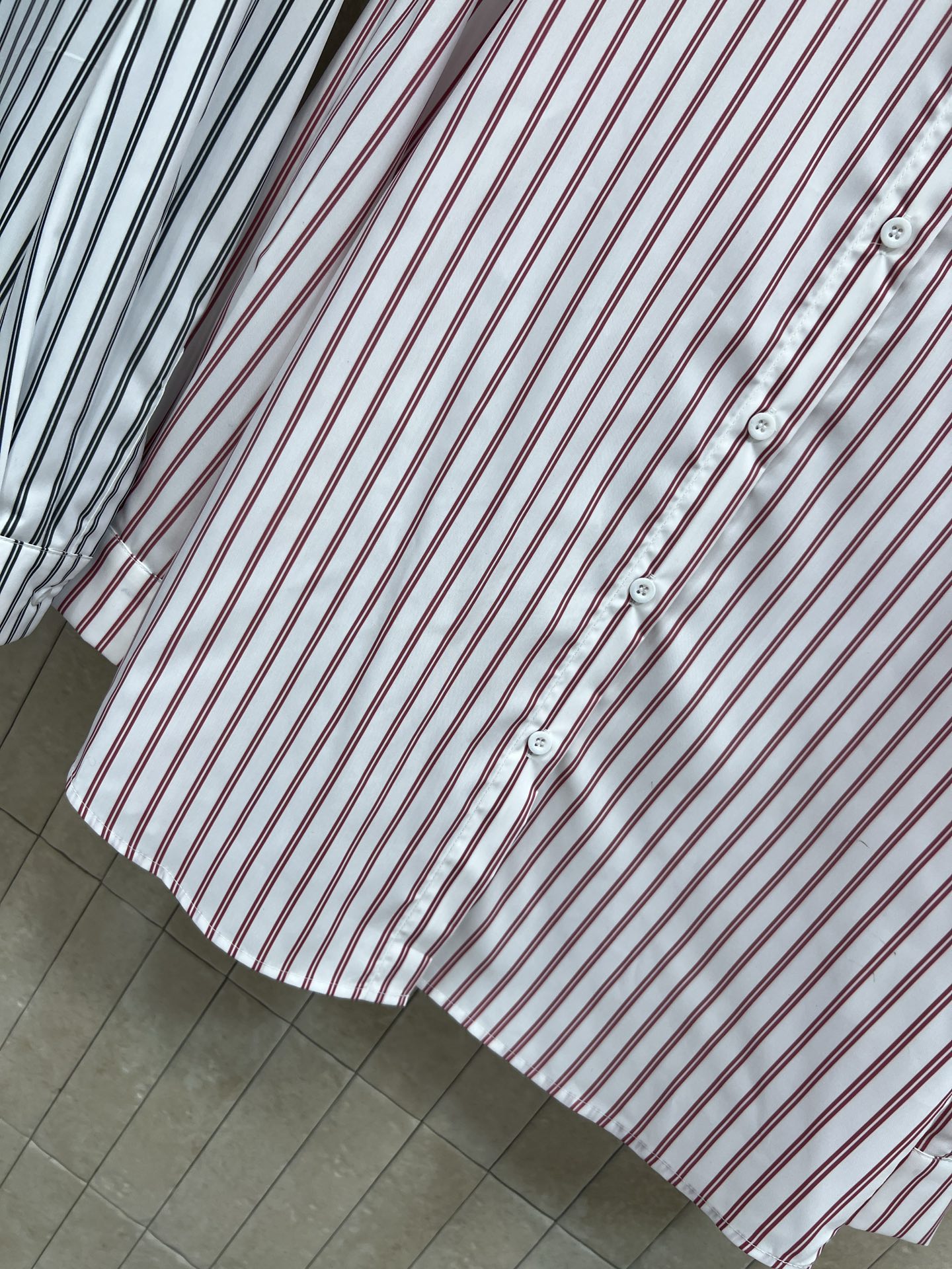 26春夏新款 logo刺绣条纹衬衫 经典竖条纹+胸前双C刺绣 品牌感满满！轻薄透气面料 春夏穿超舒服 宽