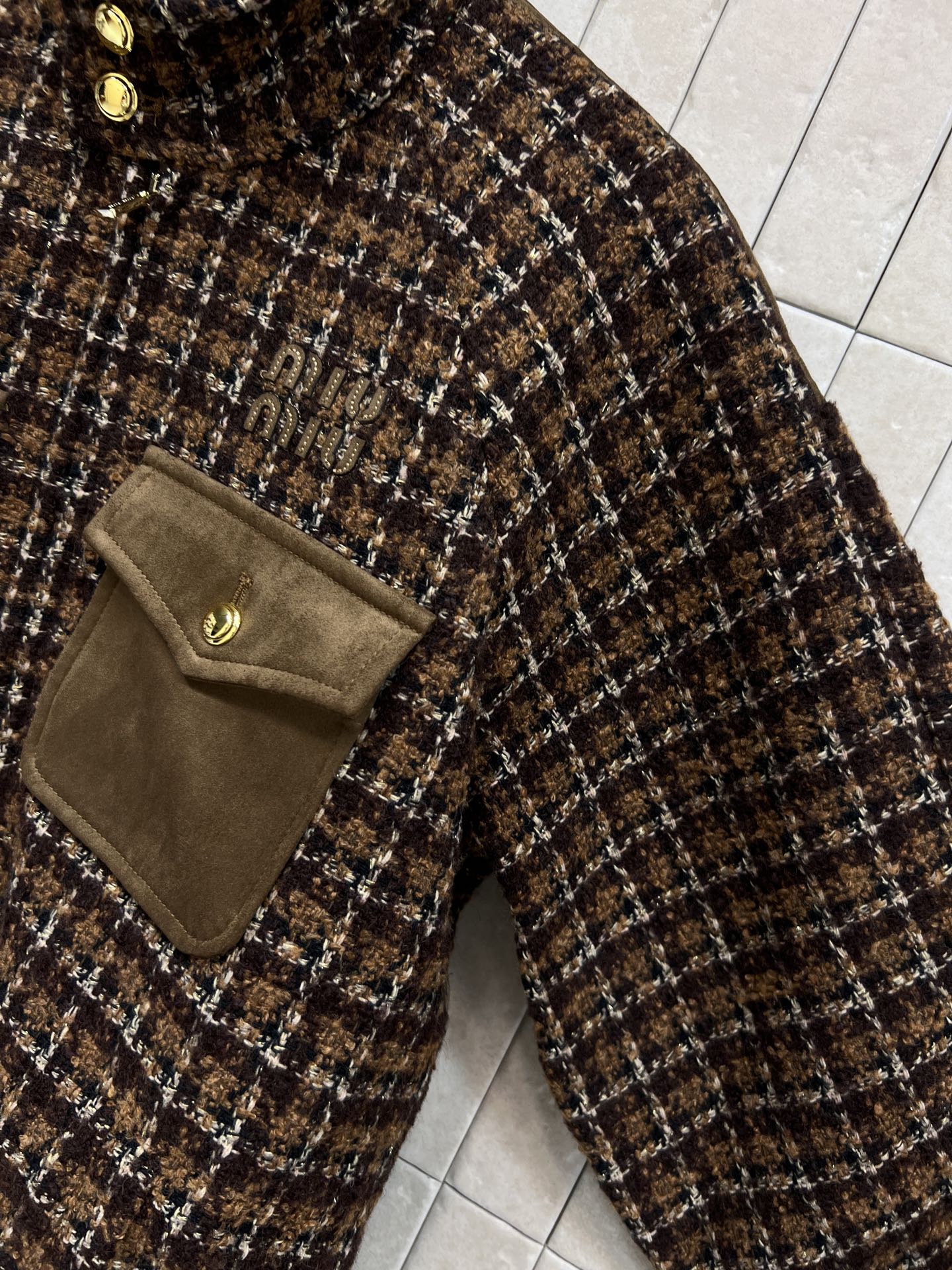 26春夏新款 粗花呢外套 经典棕色格纹设计 混纺粗花呢材质 质感厚实又保暖 立领+金属纽扣+翻盖口袋 细