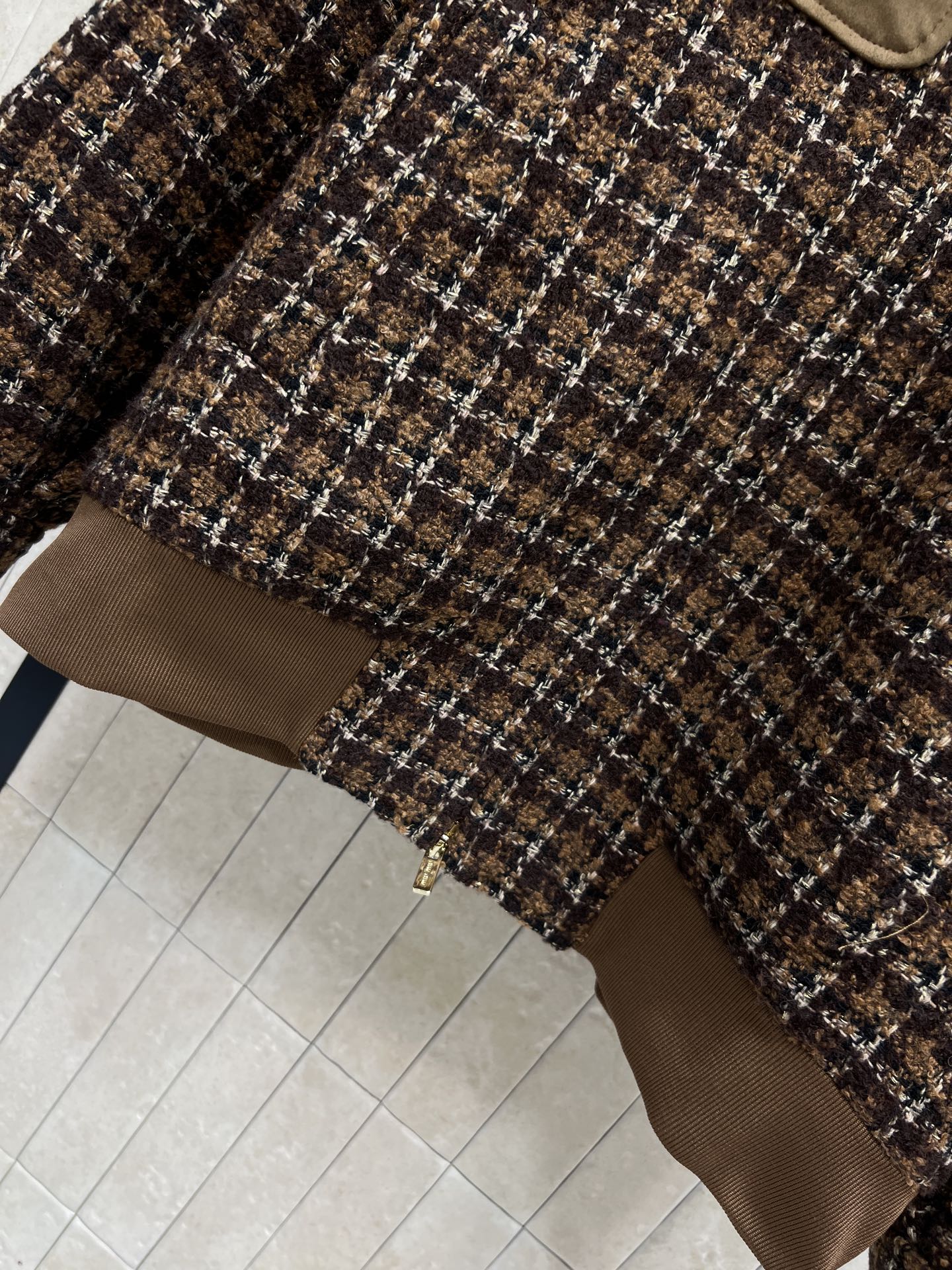 26春夏新款 粗花呢外套 经典棕色格纹设计 混纺粗花呢材质 质感厚实又保暖 立领+金属纽扣+翻盖口袋 细