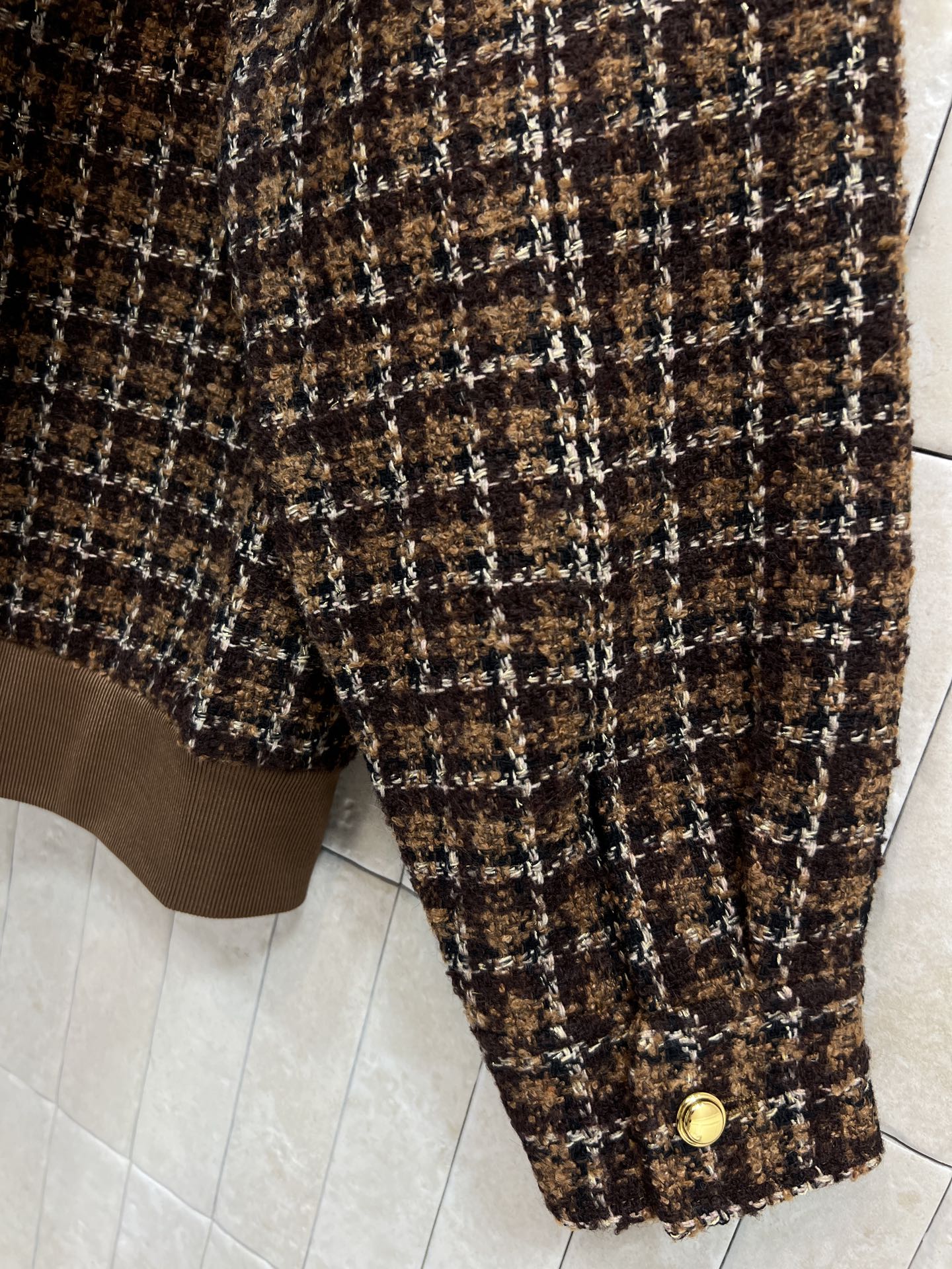 26春夏新款 粗花呢外套 经典棕色格纹设计 混纺粗花呢材质 质感厚实又保暖 立领+金属纽扣+翻盖口袋 细