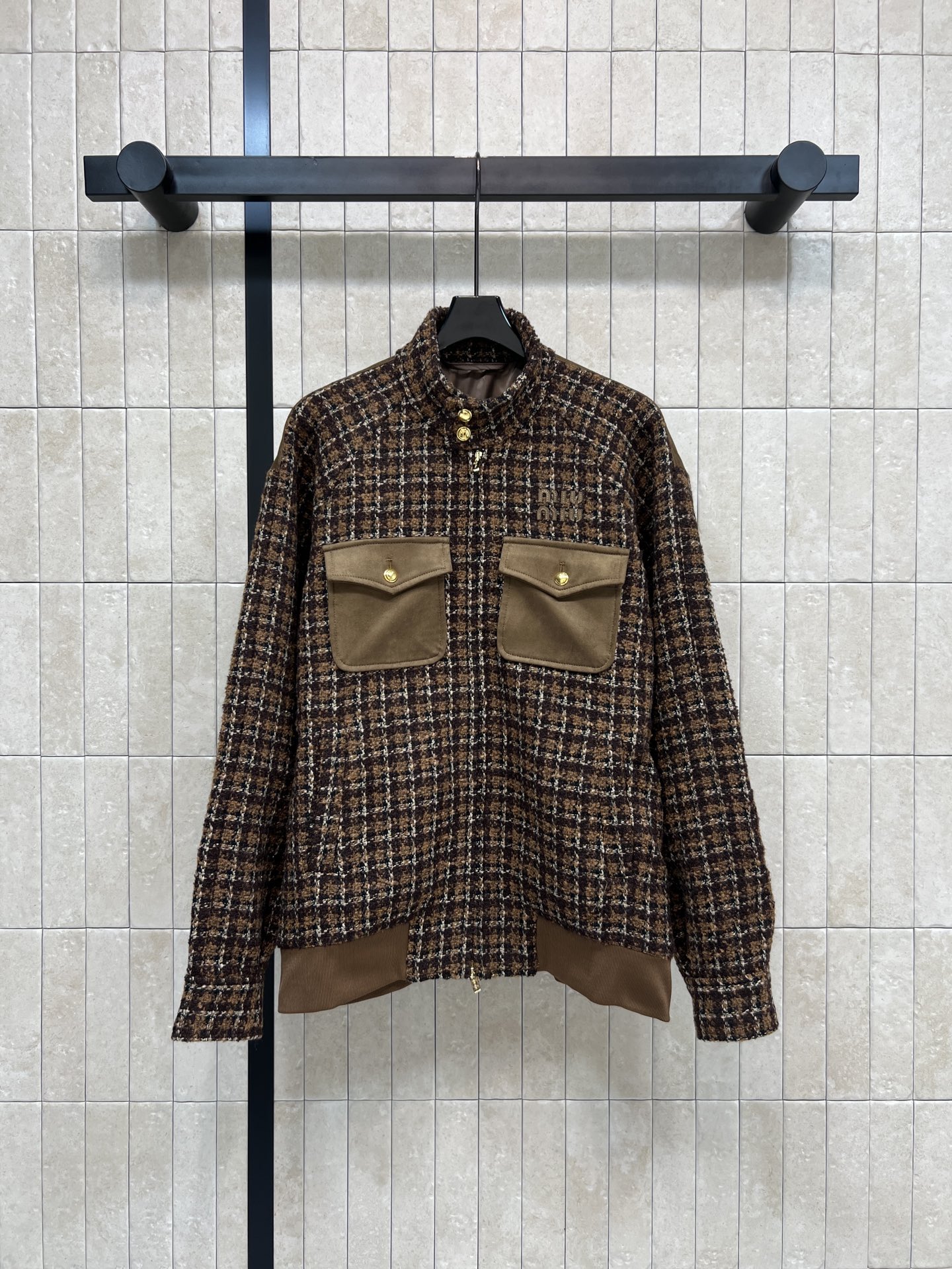 26春夏新款 粗花呢外套 经典棕色格纹设计 混纺粗花呢材质 质感厚实又保暖 立领+金属纽扣+翻盖口袋 细