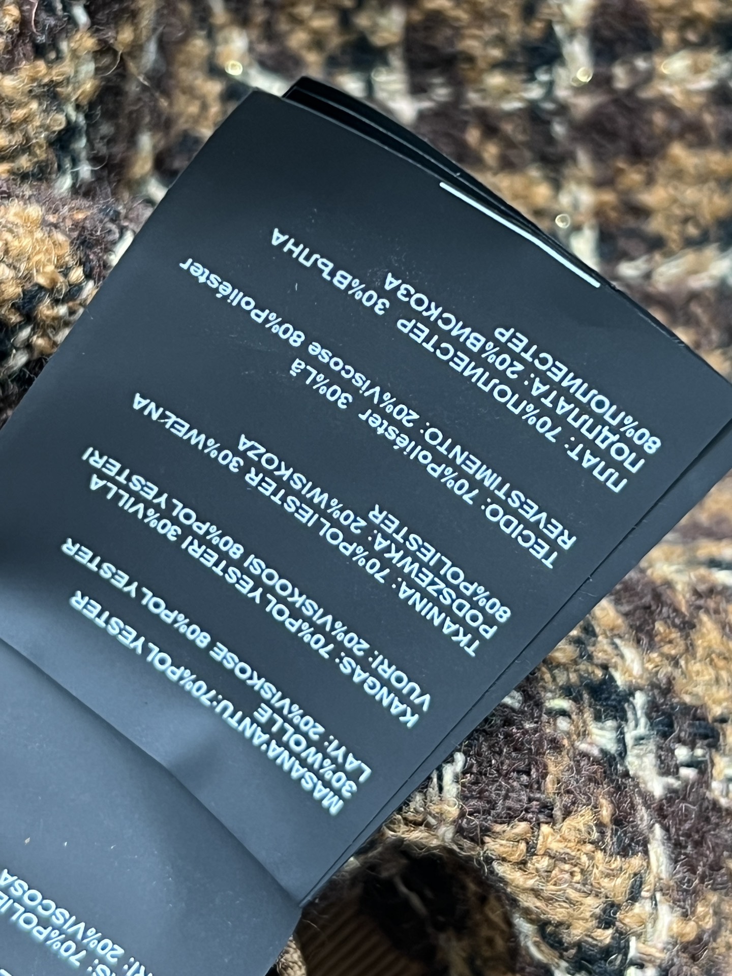 26春夏新款 粗花呢外套 经典棕色格纹设计 混纺粗花呢材质 质感厚实又保暖 立领+金属纽扣+翻盖口袋 细