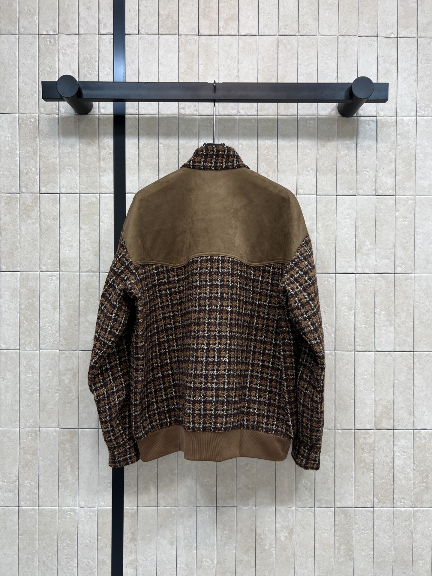 26春夏新款 粗花呢外套 经典棕色格纹设计 混纺粗花呢材质 质感厚实又保暖 立领+金属纽扣+翻盖口袋 细