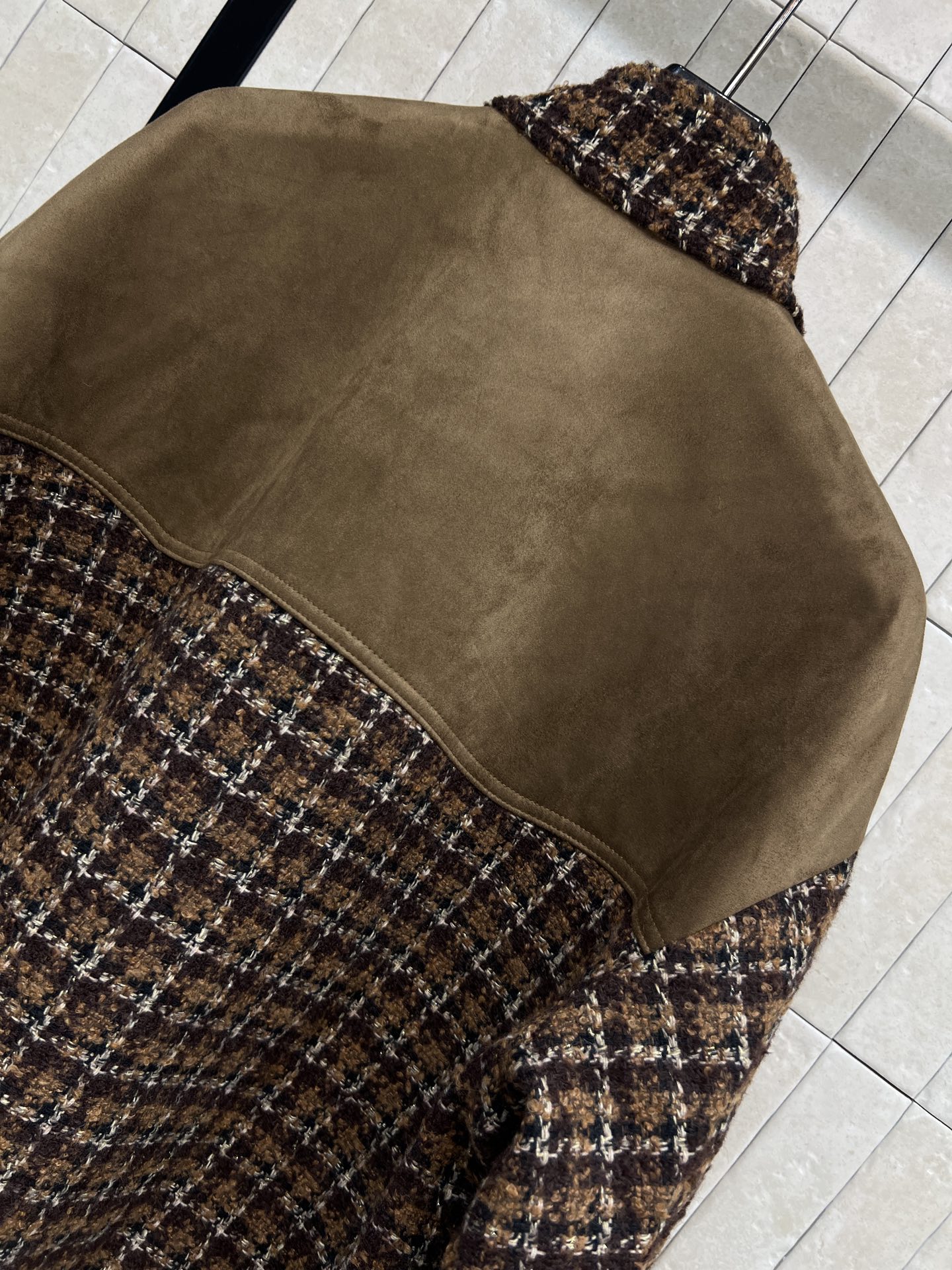 26春夏新款 粗花呢外套 经典棕色格纹设计 混纺粗花呢材质 质感厚实又保暖 立领+金属纽扣+翻盖口袋 细