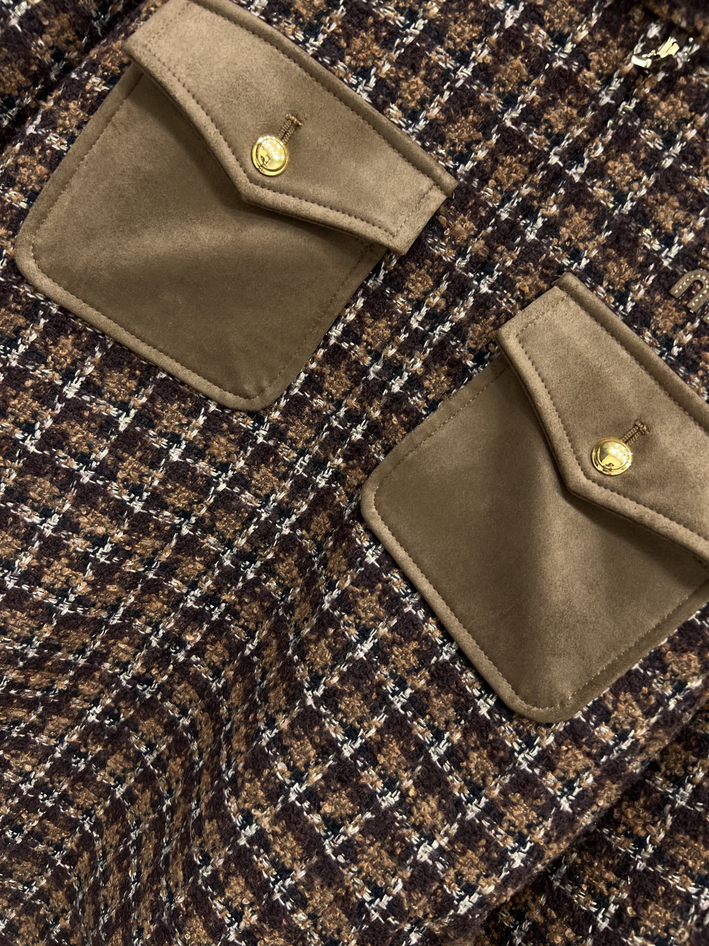 26春夏新款 粗花呢外套 经典棕色格纹设计 混纺粗花呢材质 质感厚实又保暖 立领+金属纽扣+翻盖口袋 细