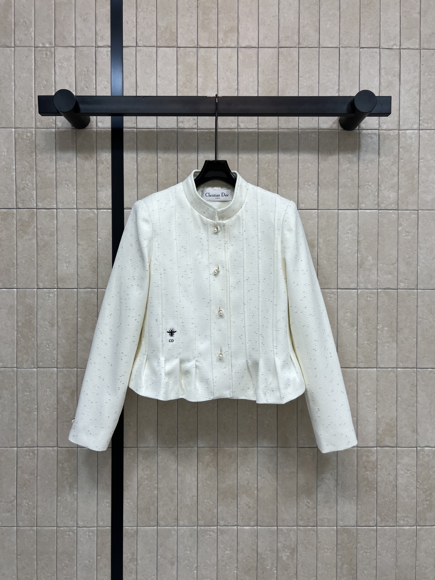 D家 26春夏新款 米白色羊毛短款外套 短款设计+高腰线剪裁 显高显瘦 小个子友好！领口珍珠镶边 精致“