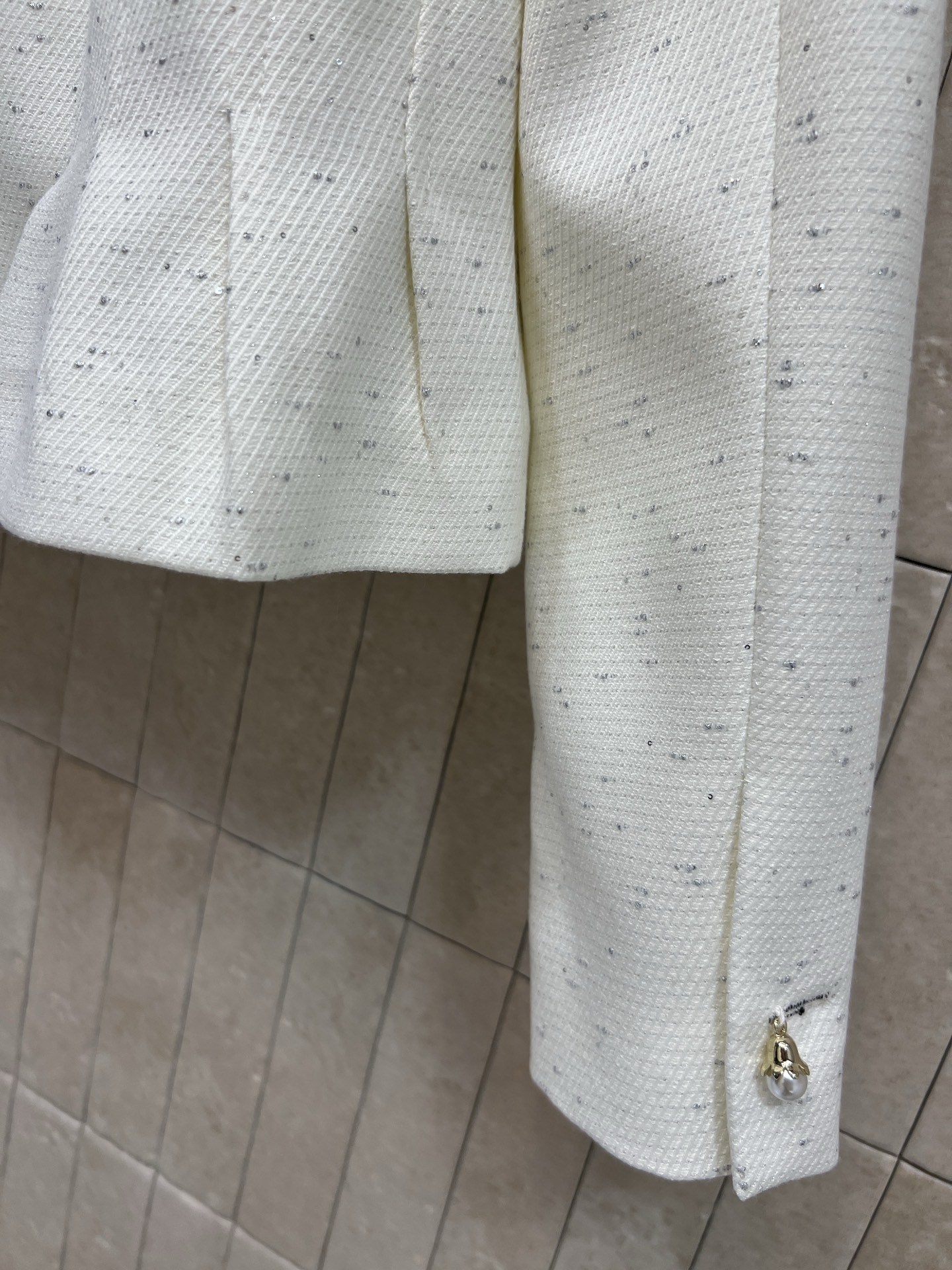 D家 26春夏新款 米白色羊毛短款外套 短款设计+高腰线剪裁 显高显瘦 小个子友好！领口珍珠镶边 精致“