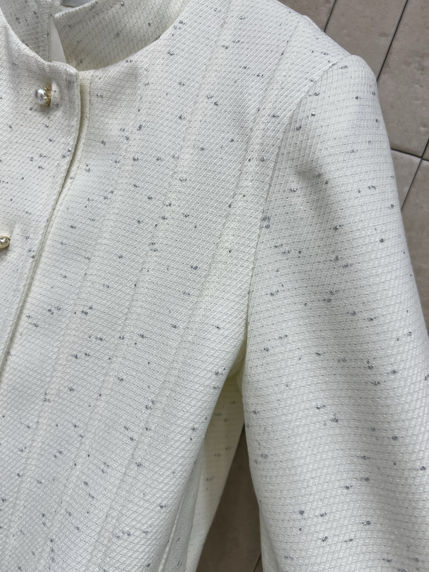 D家 26春夏新款 米白色羊毛短款外套 短款设计+高腰线剪裁 显高显瘦 小个子友好！领口珍珠镶边 精致“