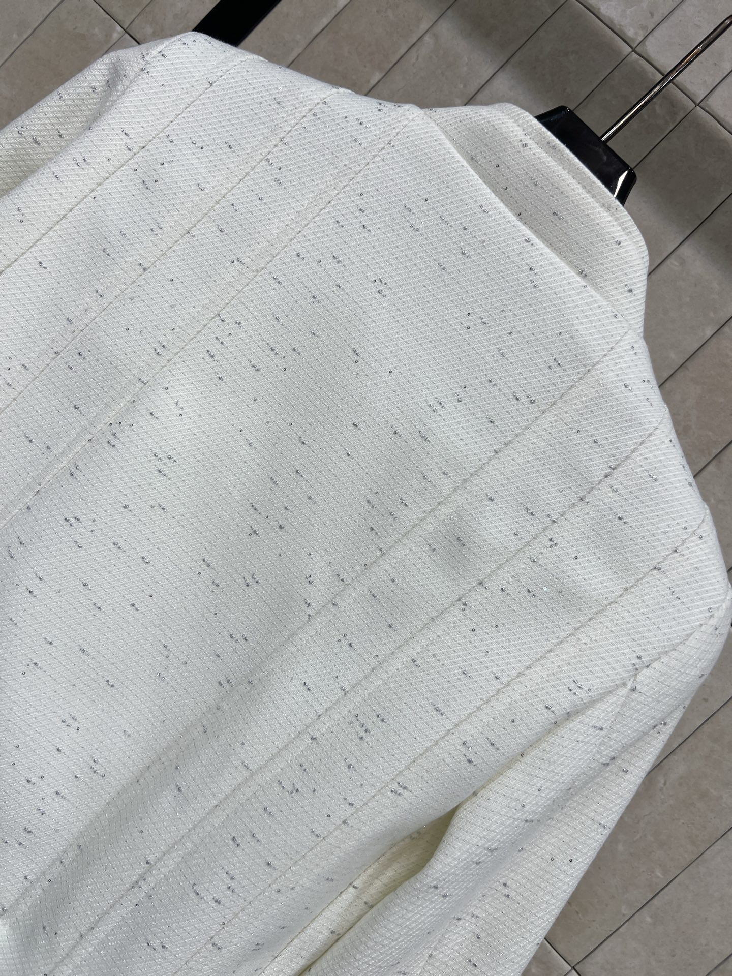 D家 26春夏新款 米白色羊毛短款外套 短款设计+高腰线剪裁 显高显瘦 小个子友好！领口珍珠镶边 精致“