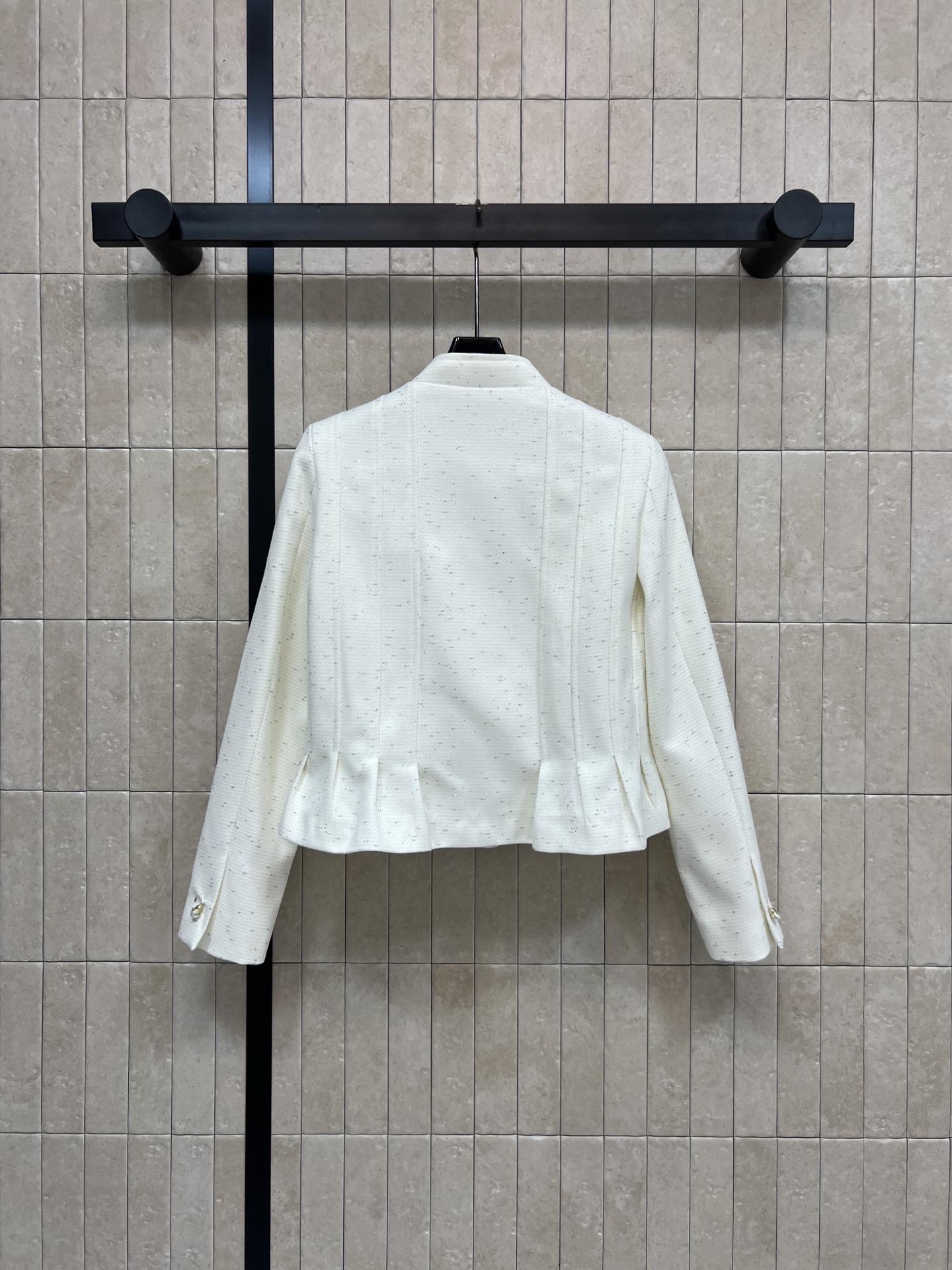 D家 26春夏新款 米白色羊毛短款外套 短款设计+高腰线剪裁 显高显瘦 小个子友好！领口珍珠镶边 精致“