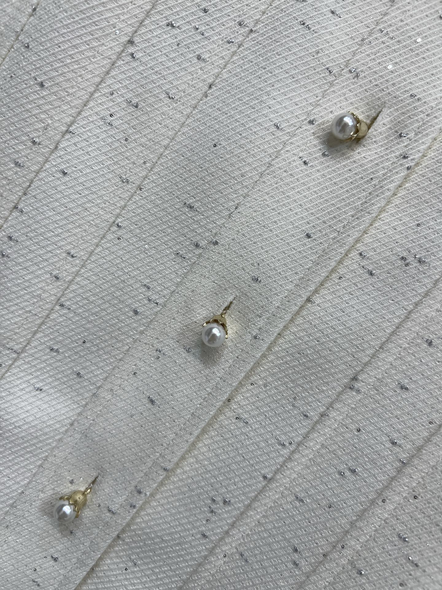 D家 26春夏新款 米白色羊毛短款外套 短款设计+高腰线剪裁 显高显瘦 小个子友好！领口珍珠镶边 精致“