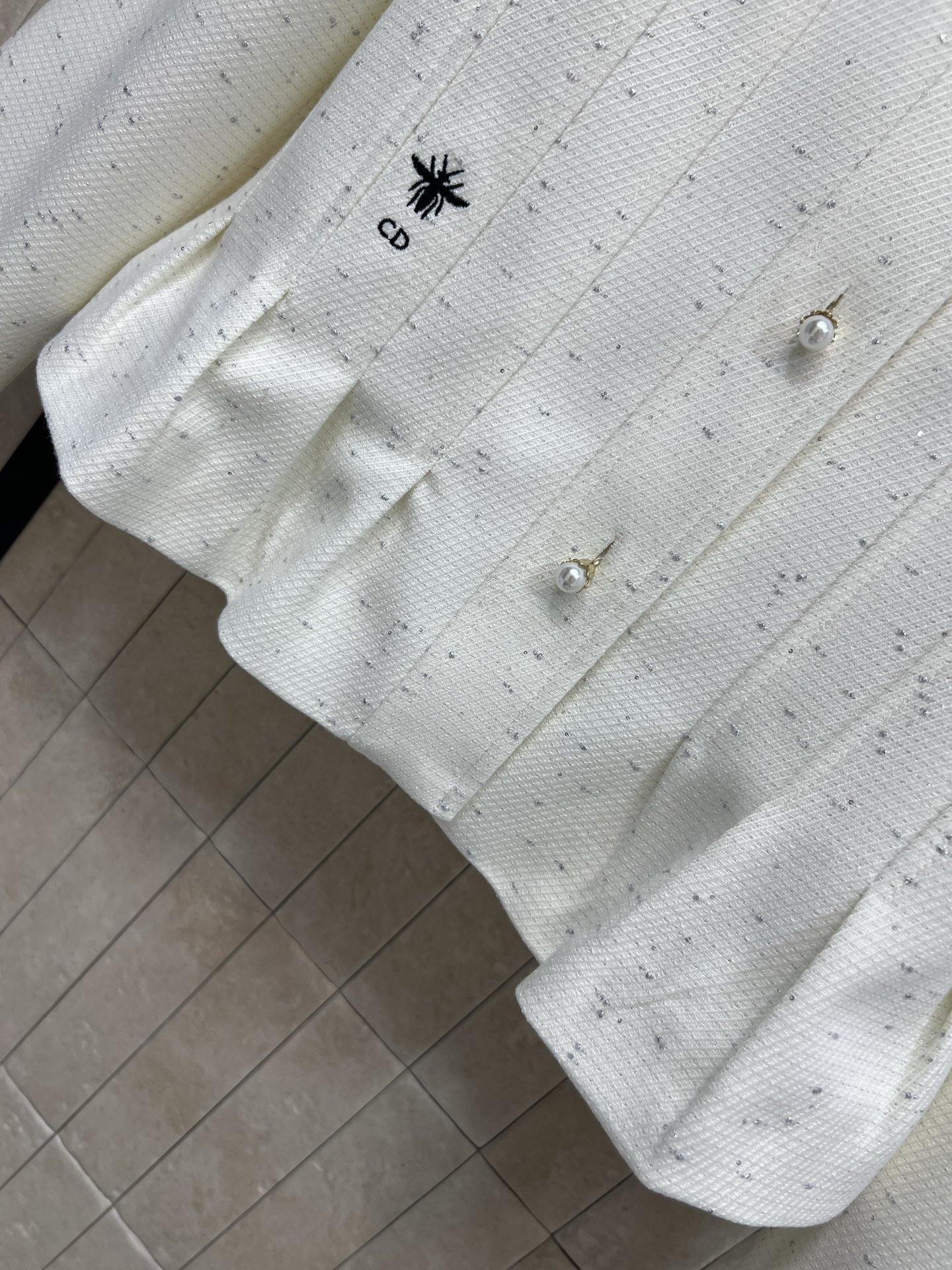 D家 26春夏新款 米白色羊毛短款外套 短款设计+高腰线剪裁 显高显瘦 小个子友好！领口珍珠镶边 精致“