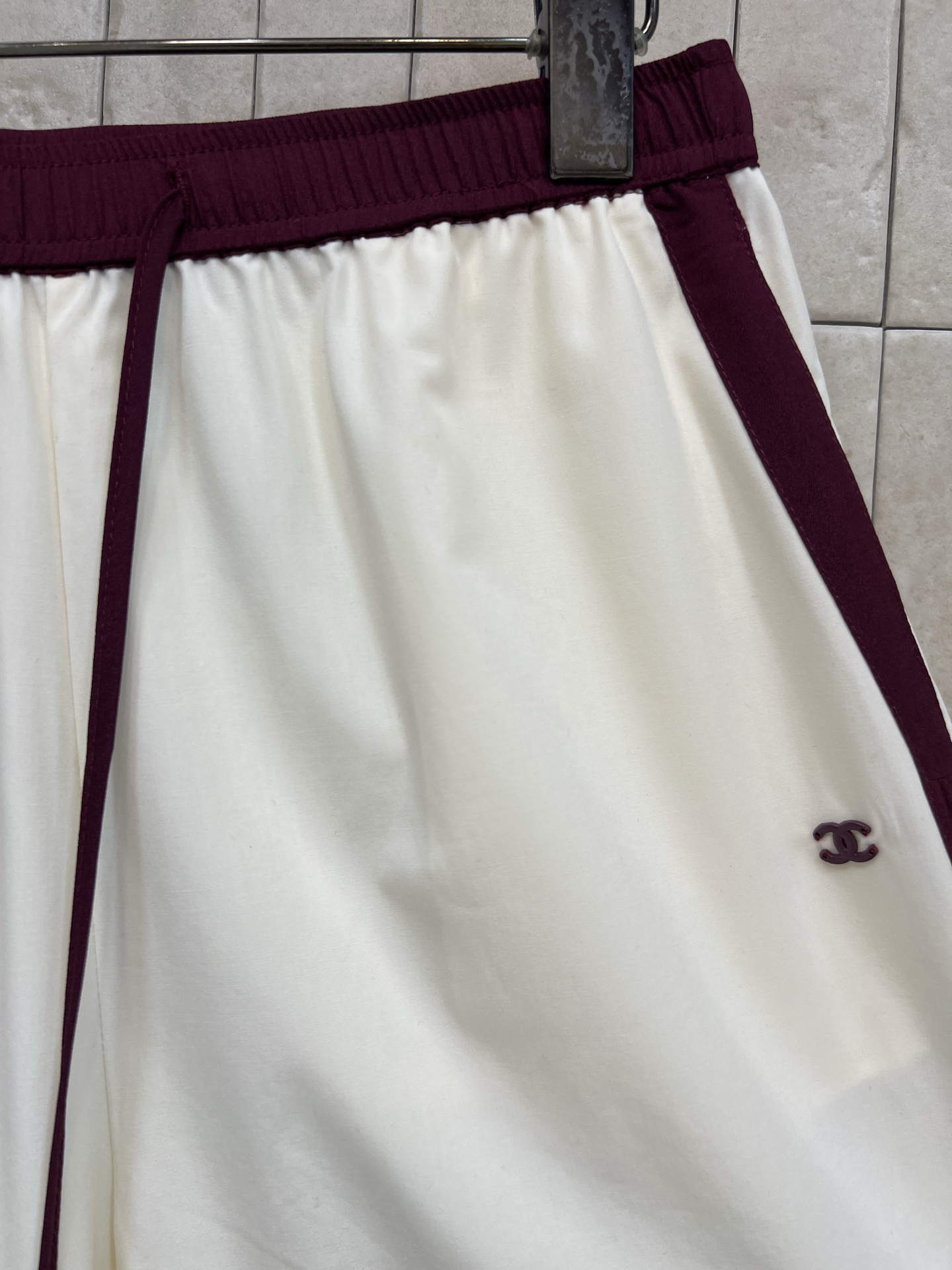 26春夏新款 撞色拼接阔腿裤 白色拼接酒红色条纹阔腿裤高腰松紧+抽绳设计 适合多种身材 穿着超自在！两侧