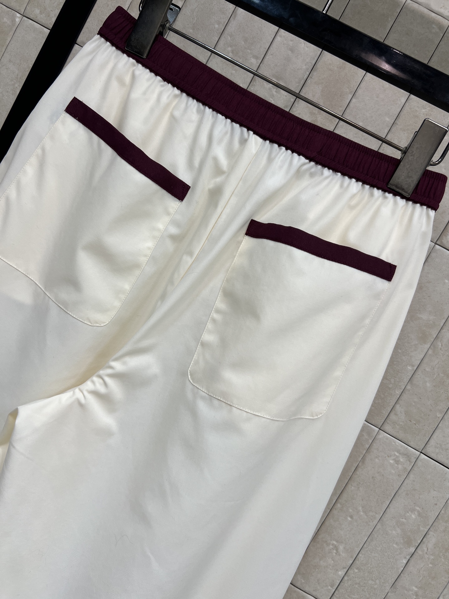 26春夏新款 撞色拼接阔腿裤 白色拼接酒红色条纹阔腿裤高腰松紧+抽绳设计 适合多种身材 穿着超自在！两侧