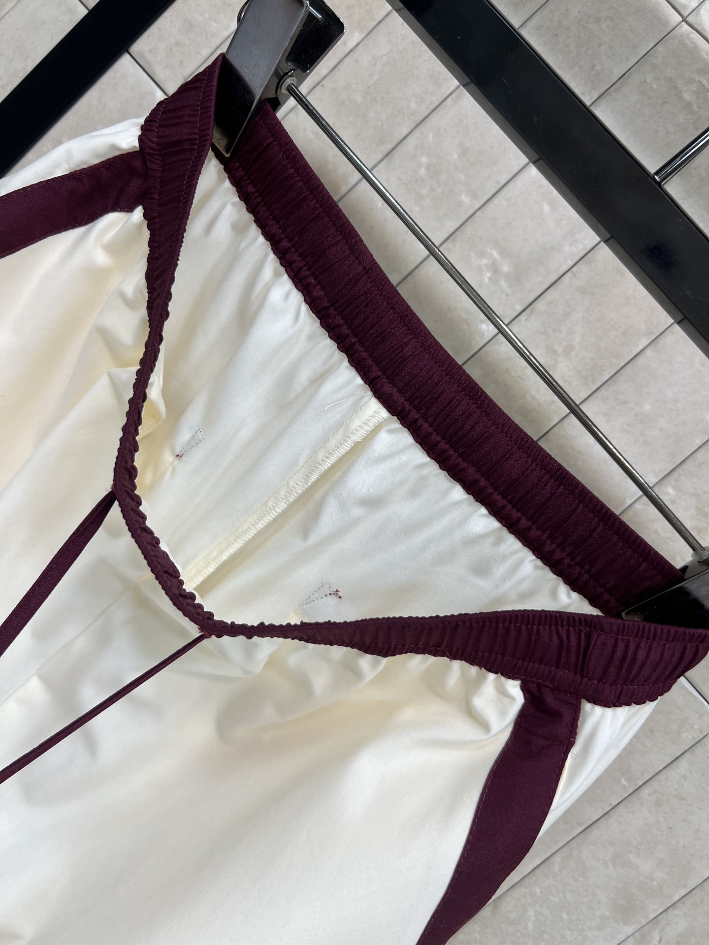 26春夏新款 撞色拼接阔腿裤 白色拼接酒红色条纹阔腿裤高腰松紧+抽绳设计 适合多种身材 穿着超自在！两侧