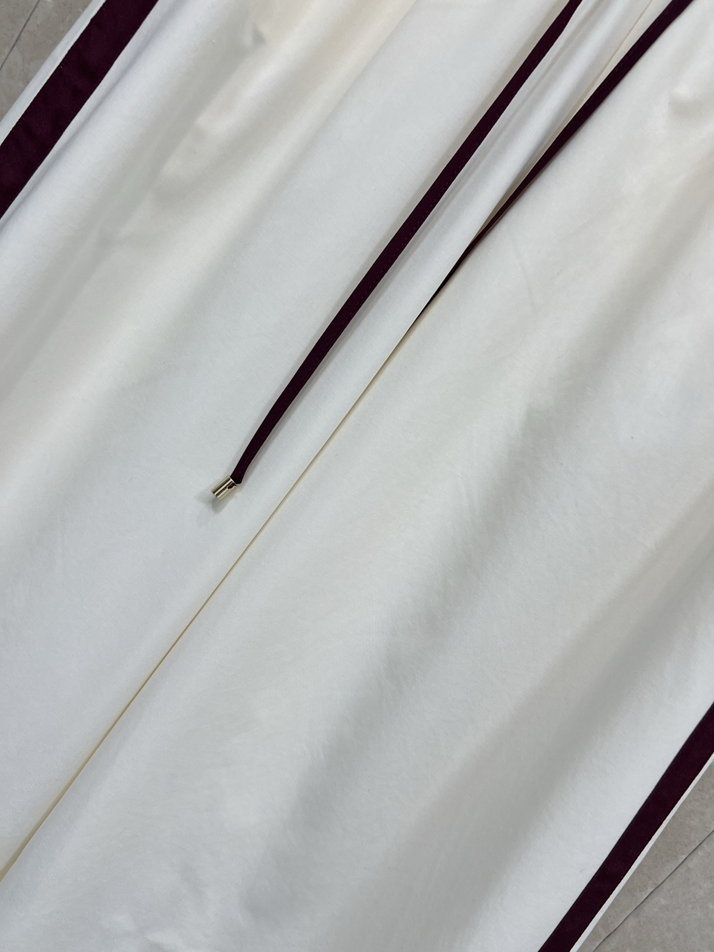 26春夏新款 撞色拼接阔腿裤 白色拼接酒红色条纹阔腿裤高腰松紧+抽绳设计 适合多种身材 穿着超自在！两侧